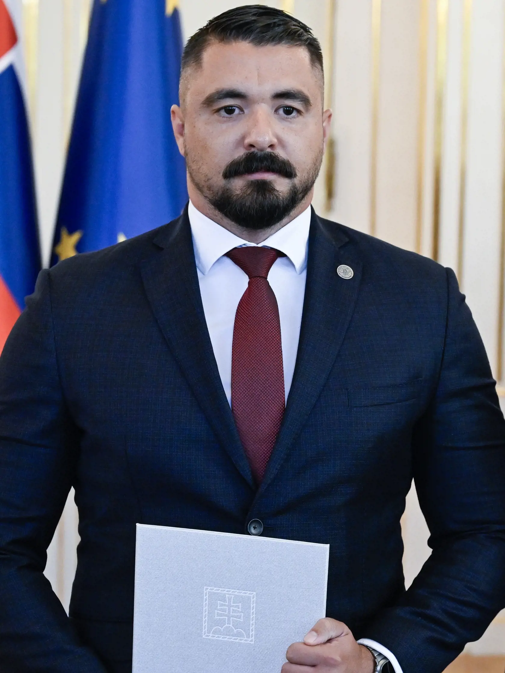 Na snímke nový riaditeľ Slovenskej informačnej služby (SIS) Pavol Gašpar, ktorého do funkcie vymenoval prezident SR Peter Pellegrini v Prezidentskom paláci v Bratislave v pondelok 26. augusta 2024. Riaditeľa SIS vymenúva prezident na základe návrhu vlády. Gašparovu nomináciu na tento post odsúhlasila vláda vo februári. Bývalá hlava štátu Zuzana Čaputová prenechala menovanie nového riaditeľa tajnej služby na svojho nástupcu. Pavol Gašpar bol doteraz námestníkom riaditeľa spravodajskej služby.