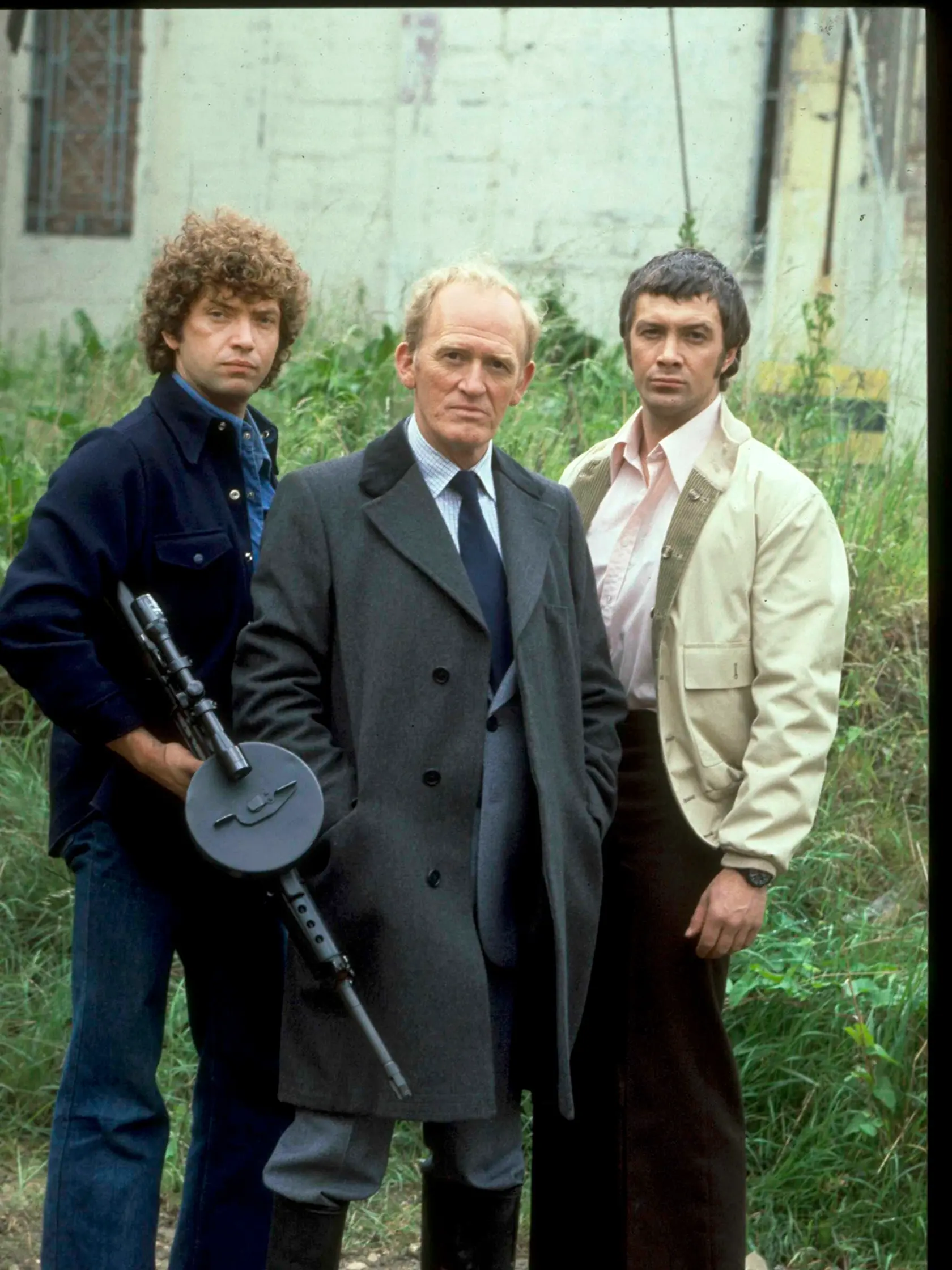 Trojica hlavných predstaviteľov krimiseriálu – MARTIN SHAW ako Doyle (vľavo), GORDON JACKSON (uprostred) stvárnil šéfa Georgea Cowleyho a LEWIS COLLINS v úlohe Bodieho.