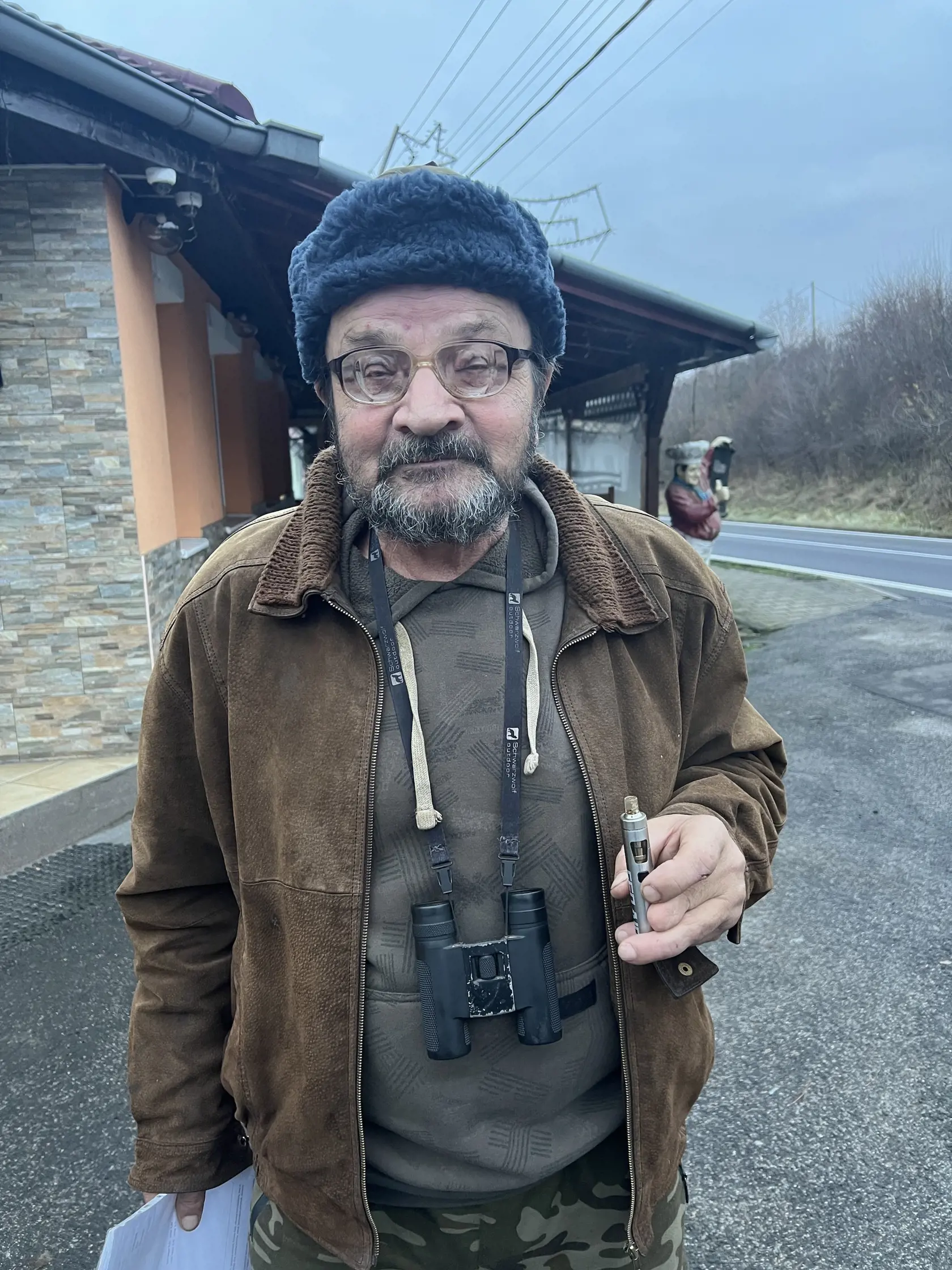 Kedˇ sme sa s ním stretli osobne, na krku mal zavesený ďalekohľad. “Ten tiež niekedy používam, keď už naozaj nevidím,” poznamenáva.
