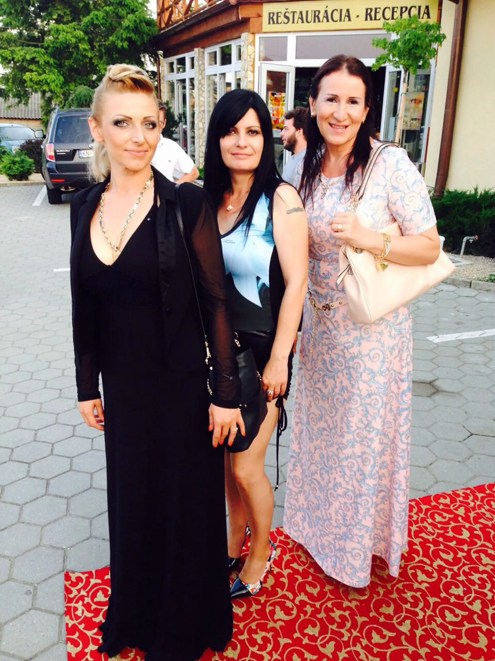 Diana Pavlisová v strede.