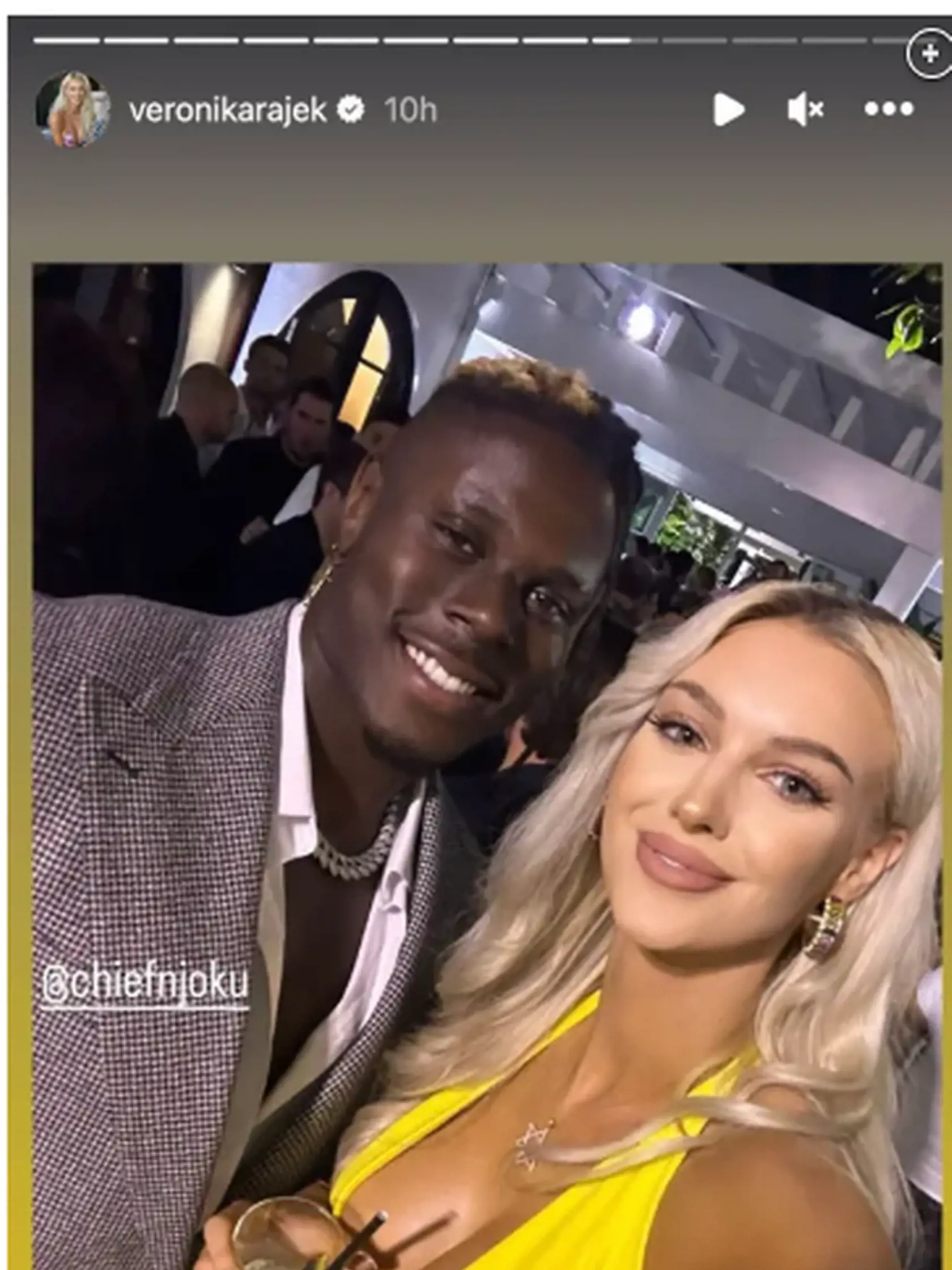 Sexi Veronika nechýba na prestížnej VC Miami Formule 1. Na párty pred pretekmi jej spoločnosť robil aj hviezdny hráč amerického futbalu David Njoku.