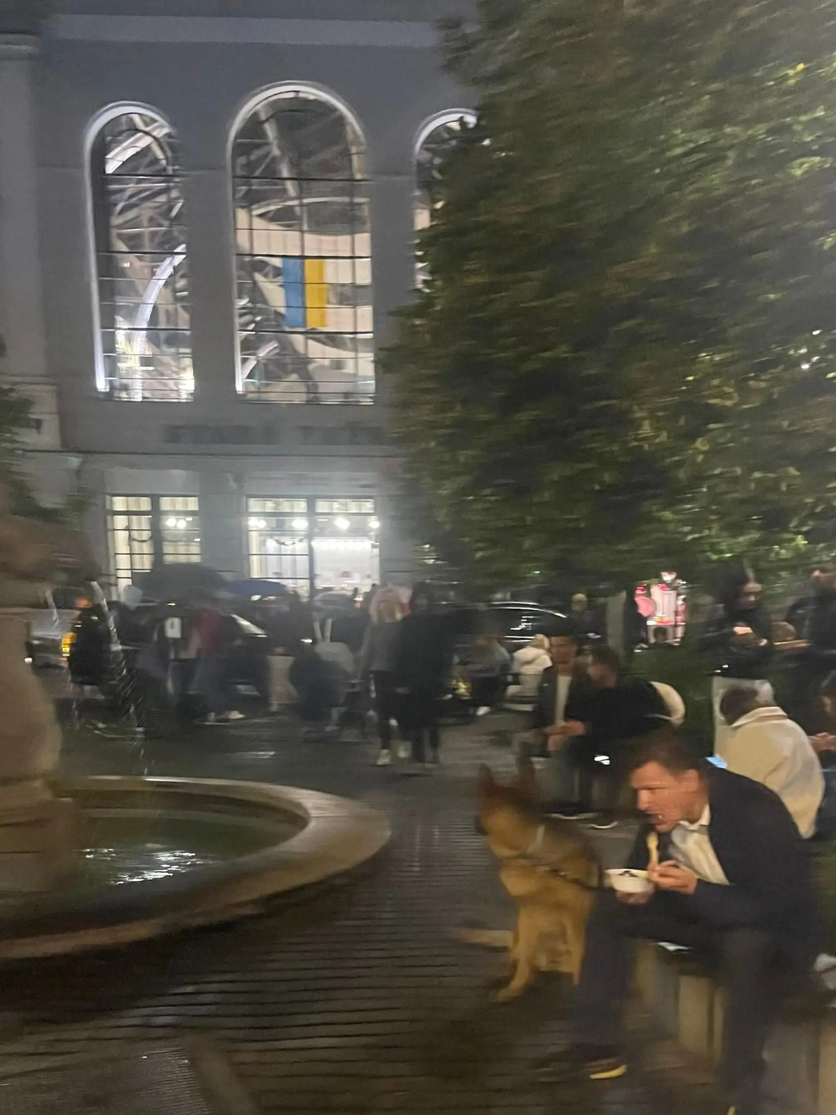 Známy politik Alojz Hlina sedel v daždi na múriku pod stromom a pochutnával si na jedle.