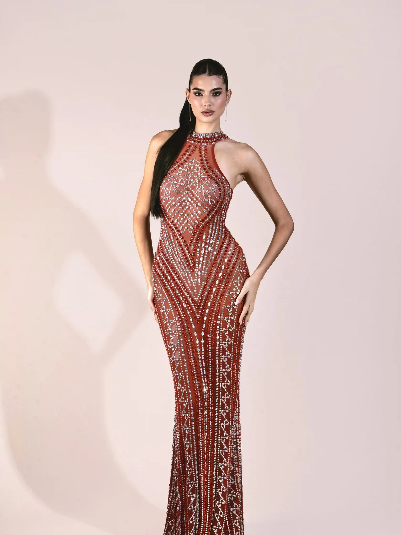Petra Siváková v elegantných večerných šatách na Miss Universe 2024. 