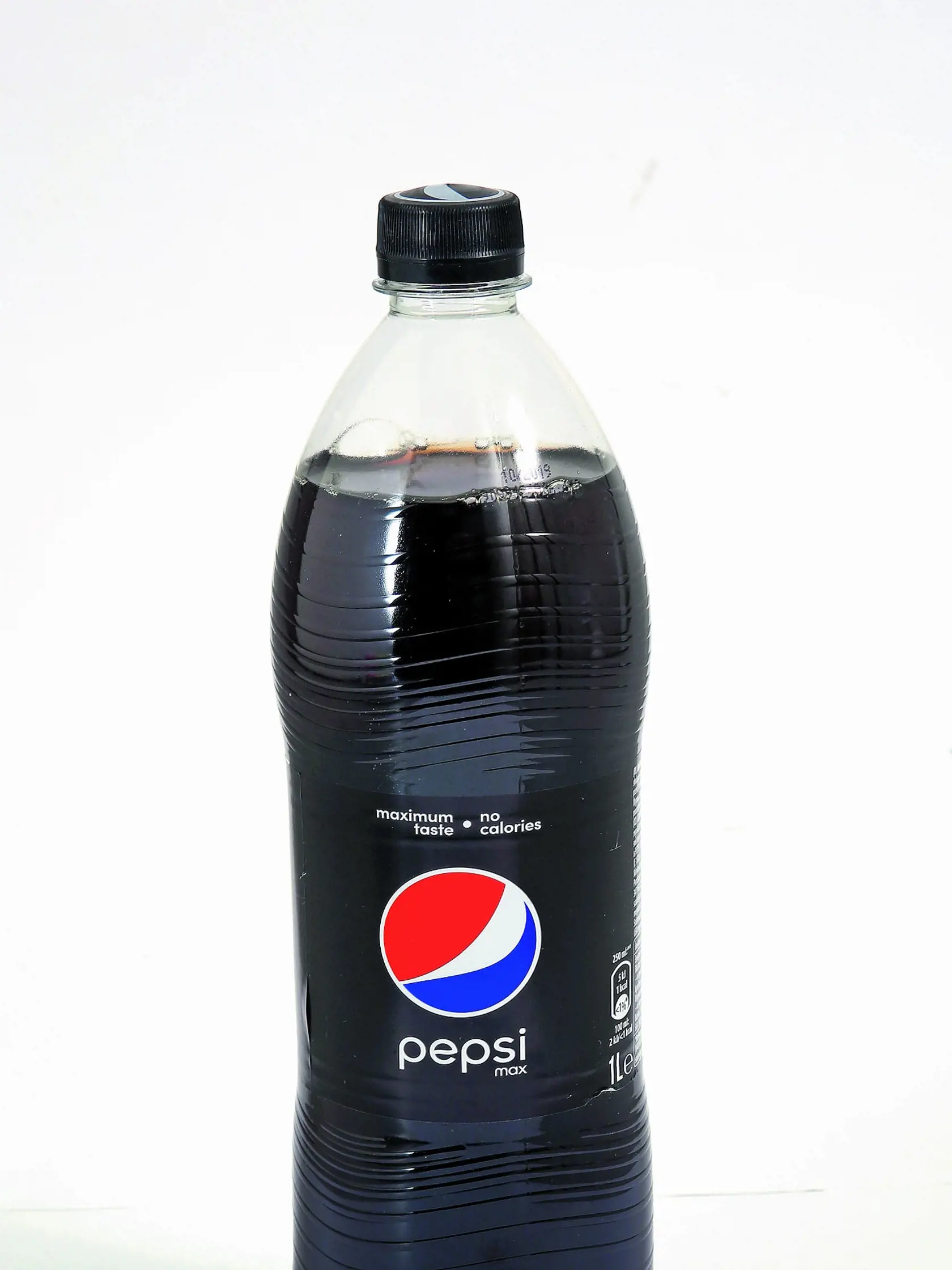 Pepsi Max
1 l
Krajina pôvodu/ neuvedená
Zloženie/ voda, oxid uhličitý, farbivo E 150d, sladidlá: aspartám a acesulfám K; kyselina fosforečná a kyselina citrónová; regulátor kyslosti: citrany sodné; aróma: kofeín, aróma
Energia v 100 ml/ 2 kJ 
Redakcia hodnotí: Výborne perlivý nápoj si aj bez cukru zachoval svoju typickú vôňu. Chuť je výrazná, karamelovo-sladká s ľahkým kyslastým akcentom. Nápoj príjemne osvieži po dôkladnom vychladení, ktoré zmierni sladkosť aj miernu dochuť náhradných slad