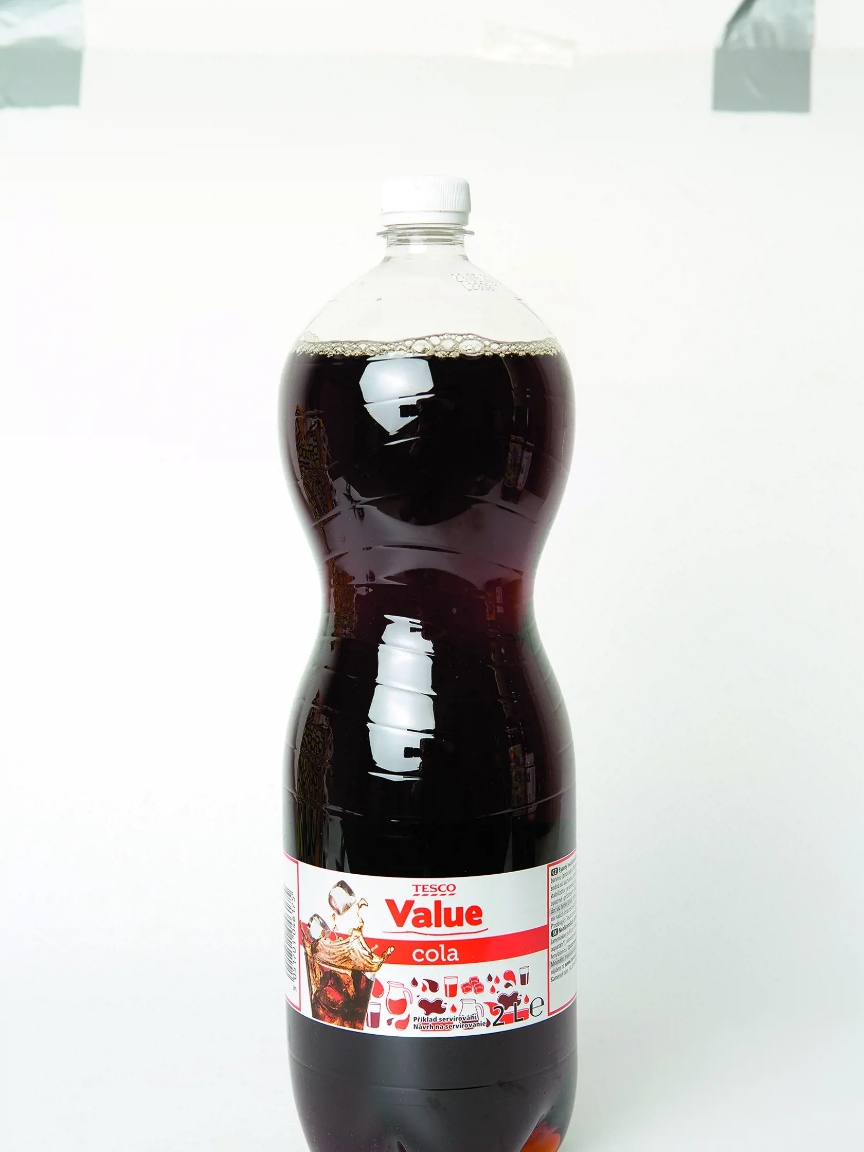 Cola
Tesco Value, 2 l
Cena za 0,5 l/ 0,04 €
Predáva/ Tesco Krajina pôvodu/ Česko
Zloženie/ pitná voda, oxid uhličitý, farbivo: amoniakový sulfitový karamel, kyselina fosforečná, sladidlá: cyklamát sodný, sacharín sodný, acesulfám K, aspartám), aromatizované: kofeín, aróma, konzervačná látka: sorban draselný, stabilizátory: arabská guma 
Energia v 100 ml/ 1 kJ Sacharidy/ 0,1 g
Redakcia hodnotí: Nápoj s jemnou karamelovou vôňou neobsahuje cukor, čo sa odrazilo na riedkej konzistencii a slabe