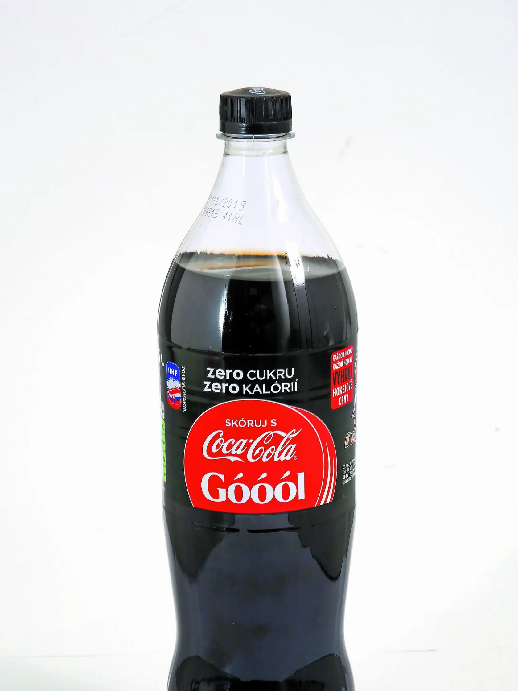 Top! Víťaz - CocaCola Zero
1,25 l
Krajina pôvodu/ neuvedená
Zloženie/ voda, oxid uhličitý, farbivo E 150d, sladidlá: cyklamát sodný, acesulfám K a aspartám; kyselina fosforečná, prírodné arómy vrátane kofeínu, regulátor kyslosti: citrany sodné
Energia v 100 g/ 0,9 kJ 
Redakcia hodnotí: Perfektne perlivý nápoj s nezameniteľnou vôňou má príjemnú sladkokyslú chuť, ktorá sa najviac podobá originálu s cukrom. Náhradné sladidlá takmer necítiť, len pravidelní konzumenti zistia, že oproti originálu