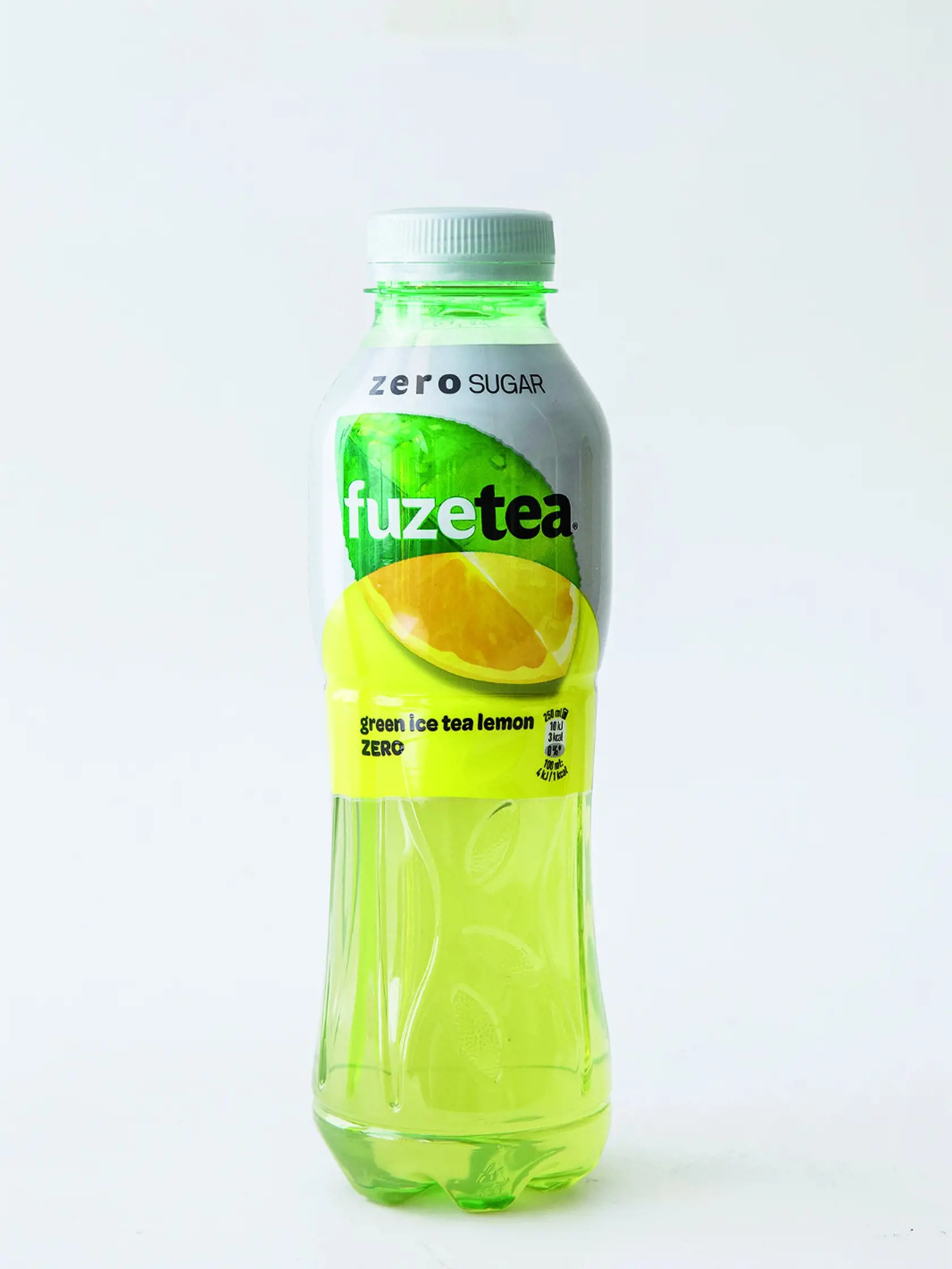 Green Ice Tea Lemon
FuzeTea, 500 ml
Krajina pôvodu/ neuvedená
Zloženie/ voda, extrakt zo zeleného čaju 0,14 %, kyselina citrónová, citrónová šťava z koncentrátu 0,1 %, regulátor kyslosti: citrany sodné, prírodné arómy, antioxidant: kyselina askorbová, sladidlá: aspartám, acesulfám K a sukralóza  
Energia v 100 ml/ 4 kJ Sacharidy/ 0 g
Redakcia hodnotí: Svetlozelená farba a príjemná vôňa zeleného čaju a citróna. Čaj má výrazne trpkokyslú chuť a je stredne sladký. Citrónovú príchuť však potláč