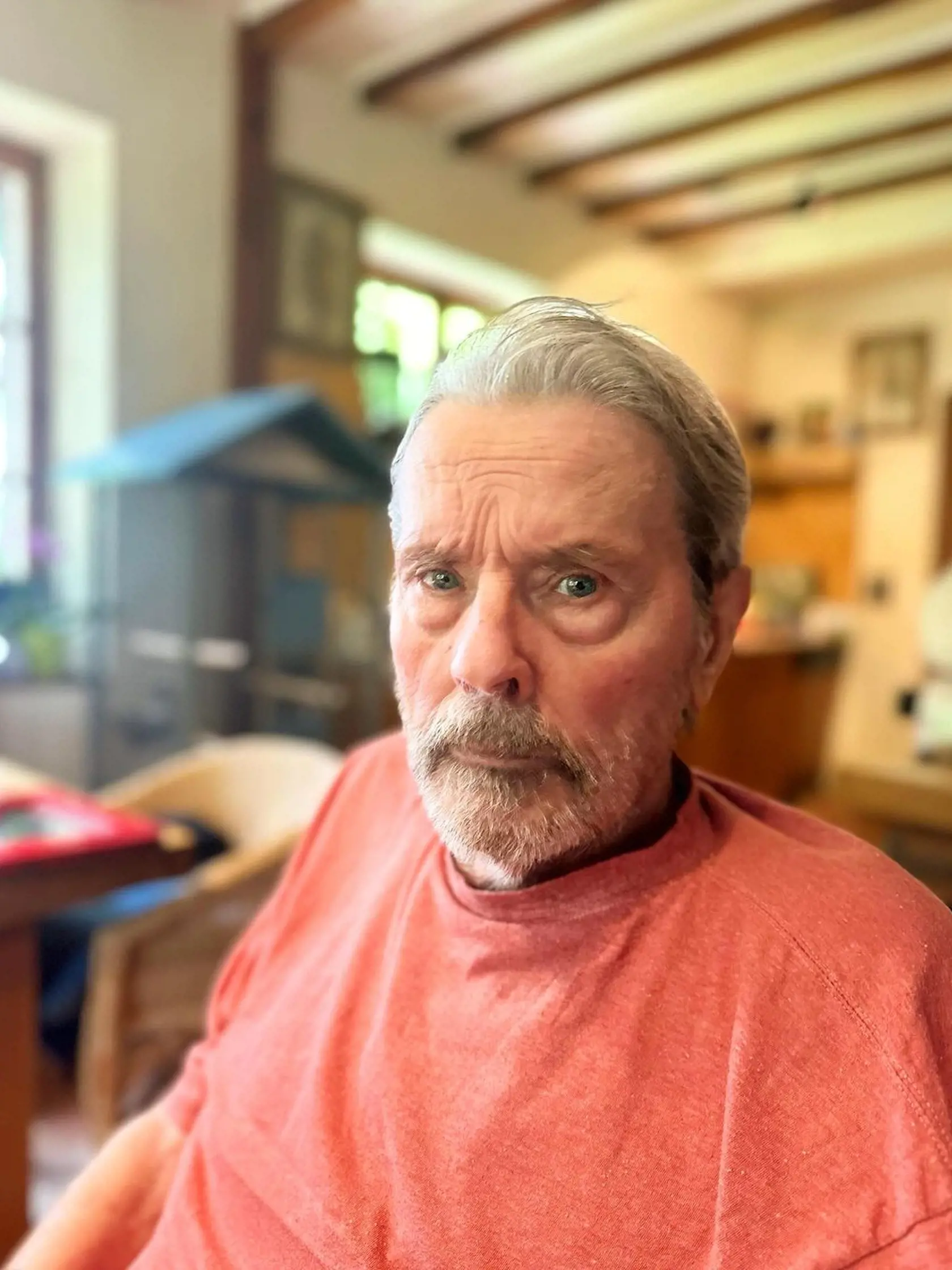 Alain Delon na fotke z júla 2024