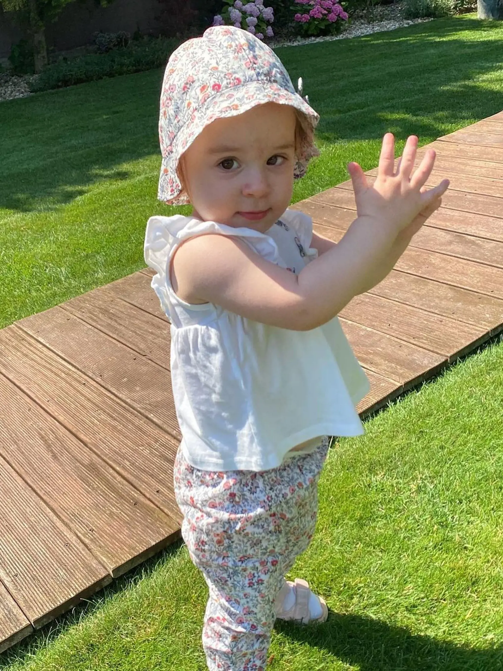 Leuška má krásny letný outfit! A ten šibalský pohľad, no nie je na zjedenie?