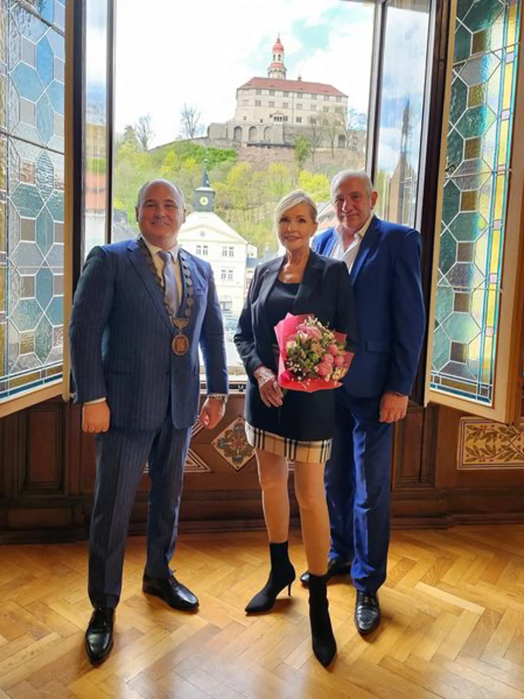 Helena Vondráčková s primátorom mesta Náchod (vľavo). Čo poviete, mini jej pristane, však? Ktorá aj mladšia žena má také nohy...