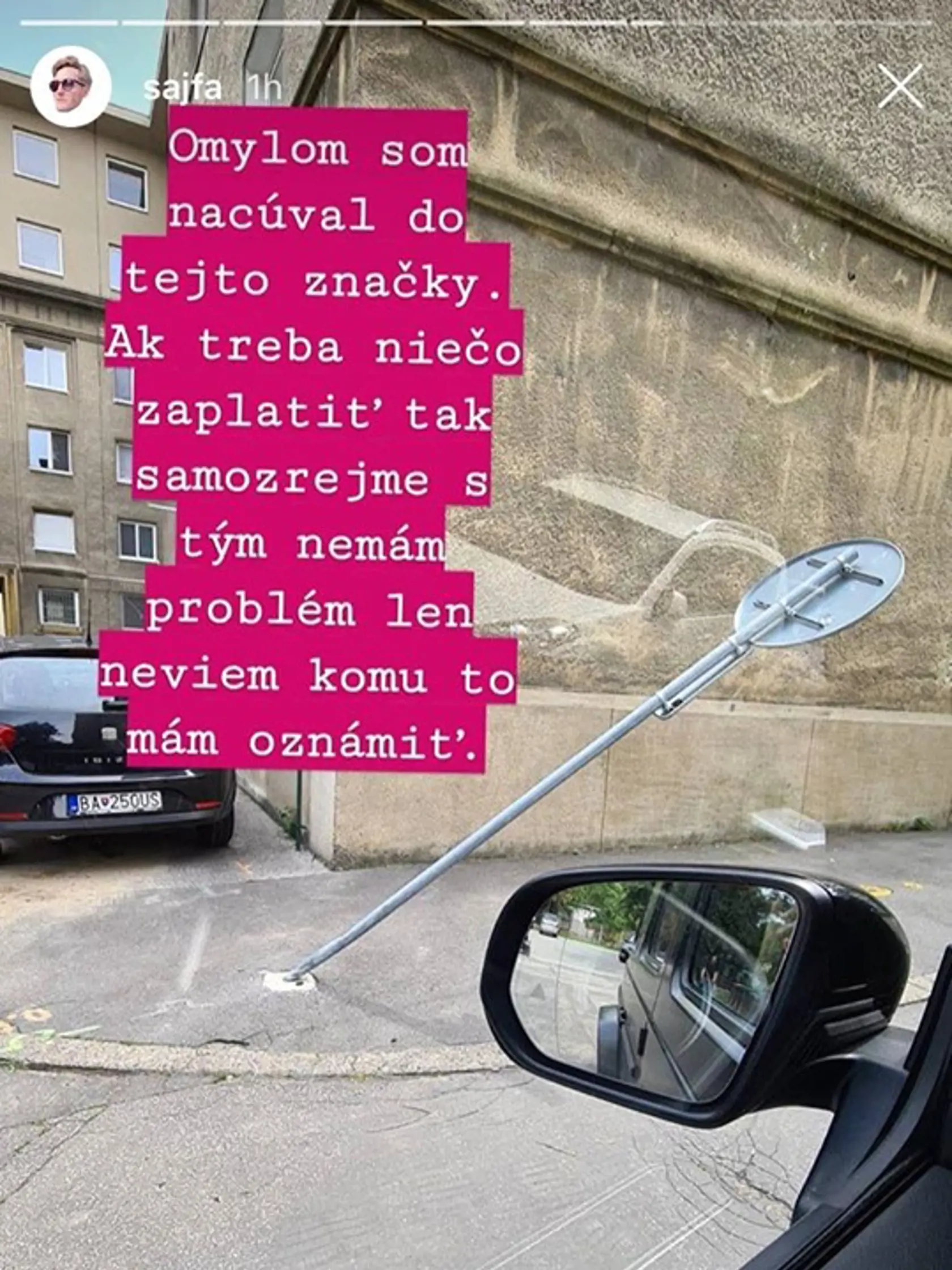Sajfa nabúral do dopravnej značky.