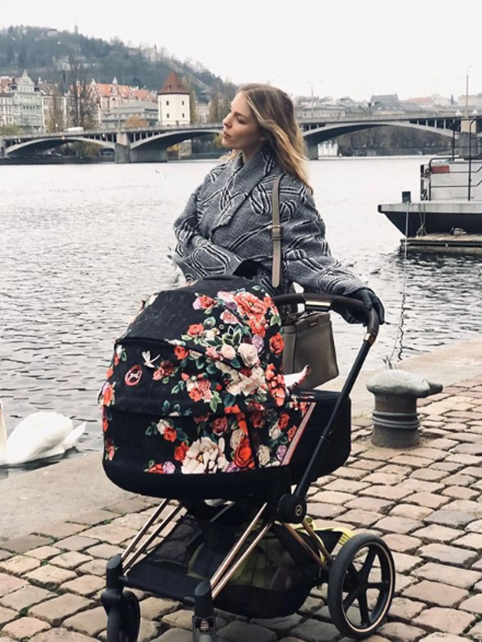 Veronika Cifrová Ostrihoňová Sáru vozí aj v tomto kočíku.