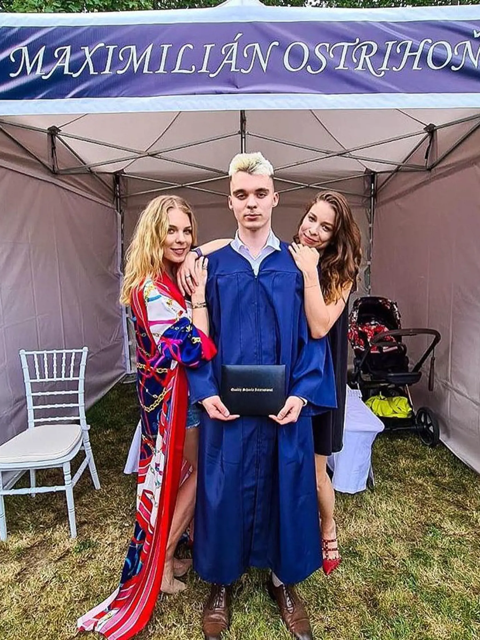Veronika sa pochválila fotkou z promócií. Mladší brat už obe sestry prerástol.