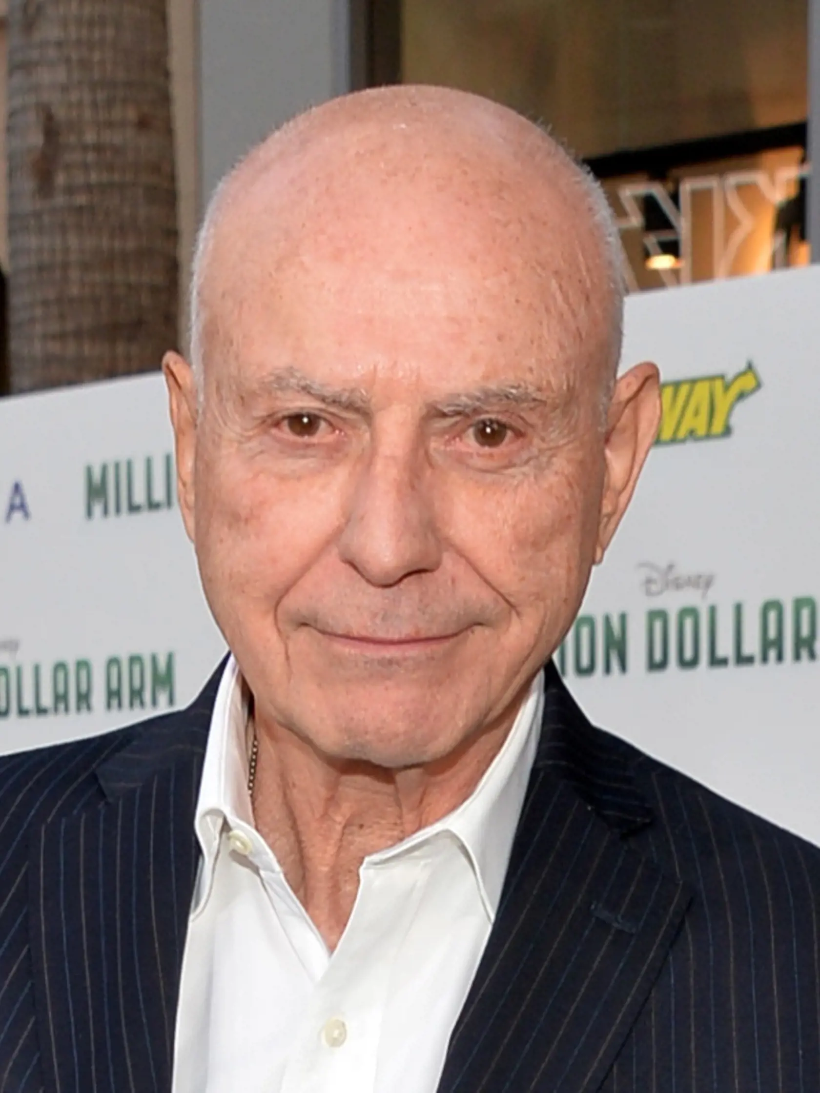 Vo veku 89 rokov zomrel oscarový herec a režisér Alan Arkin.