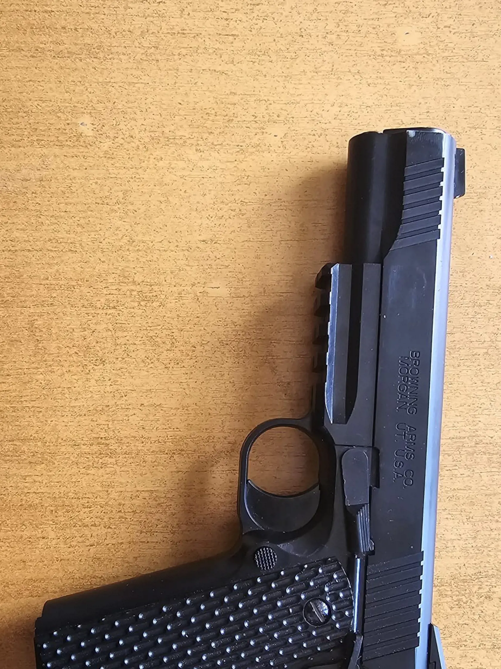 Muž sa na stanici v Petržalke pohyboval s airsoftovou zbraňou