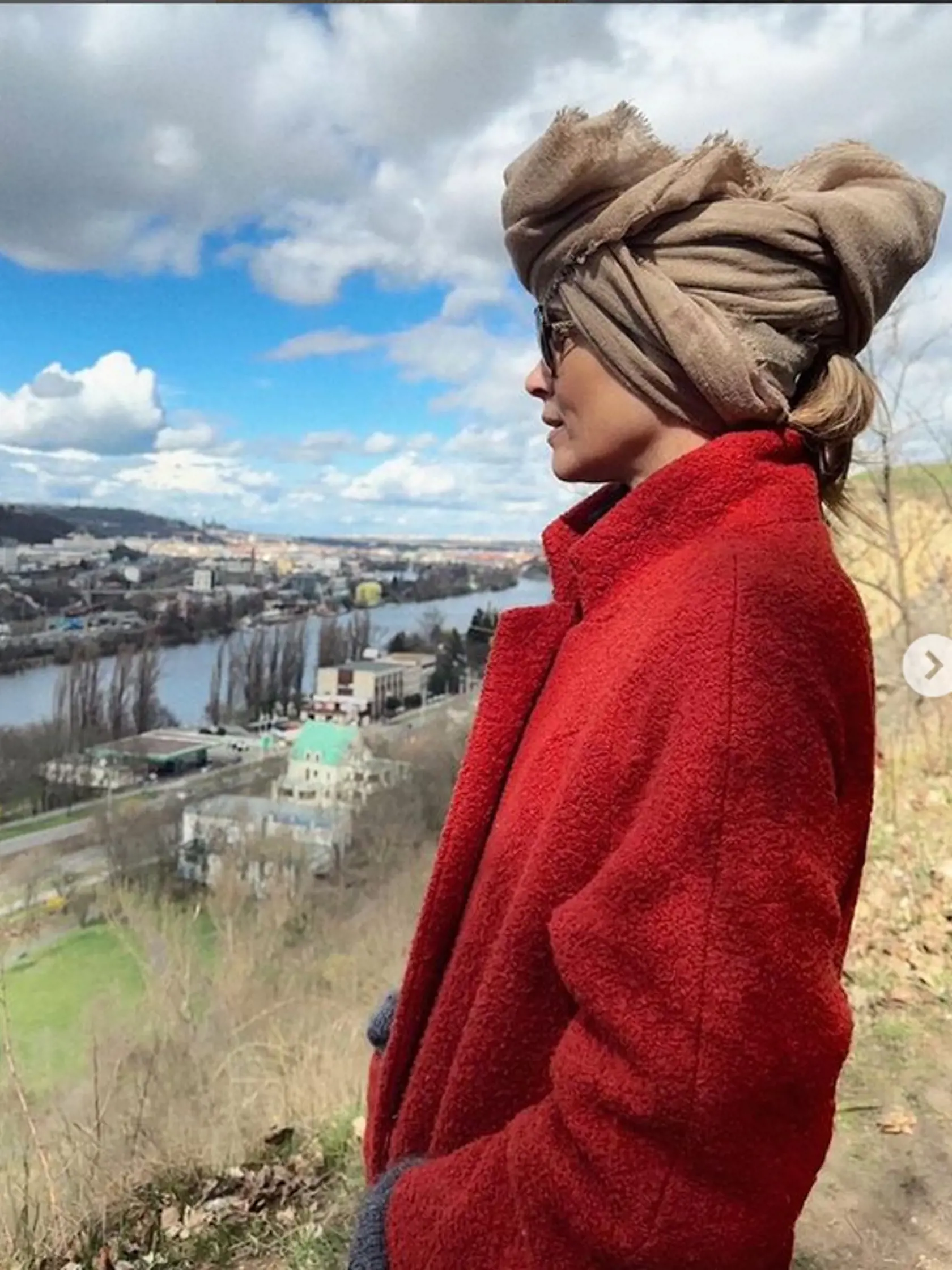 S vetrom si Daniela poradila a zo šatky si vyčarila turban.