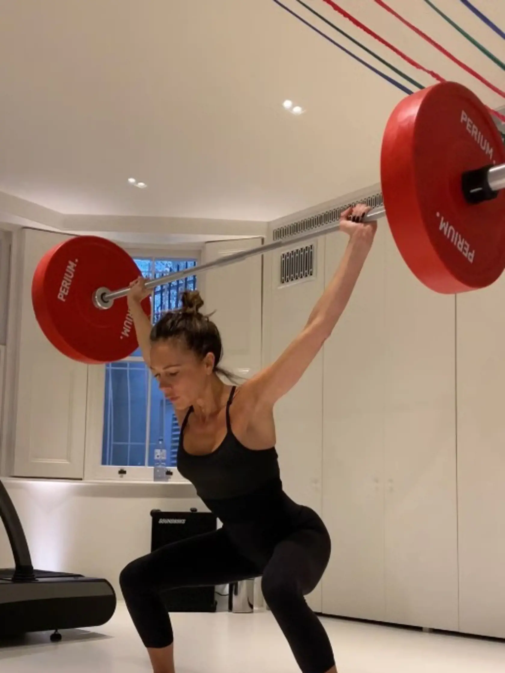 Victoria Beckham pred pár rokmi zaradila do svojej cvičebnej rutiny aj zdvíhanie závaží, a ako povedala, v 50-ke sa cíti silnejšia, ako keď mala 20.