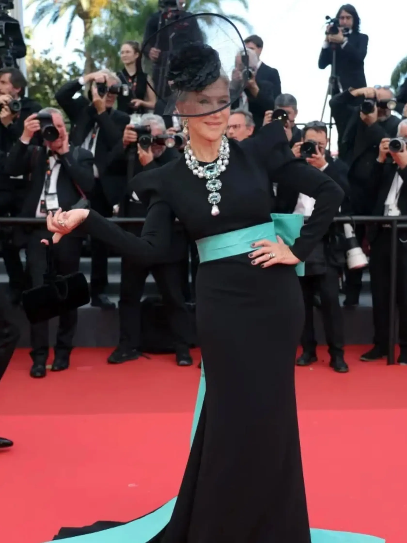 Filmový festival v Cannes je známy extravagantnými róbami, ktoré predvádzajú celebrity. Nahé róby však tento rok boli zakázané. 