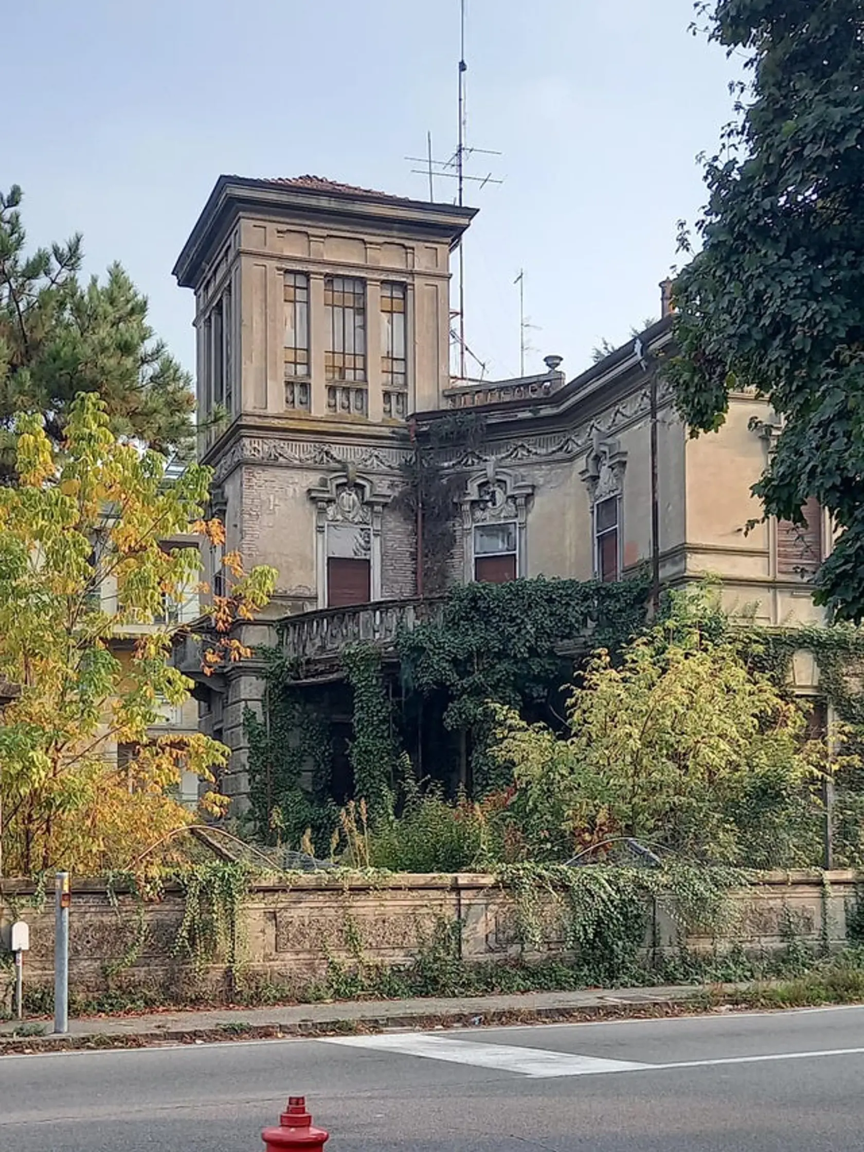 Opustený kaštieľ v strede mesta: Modena, Taliansko.