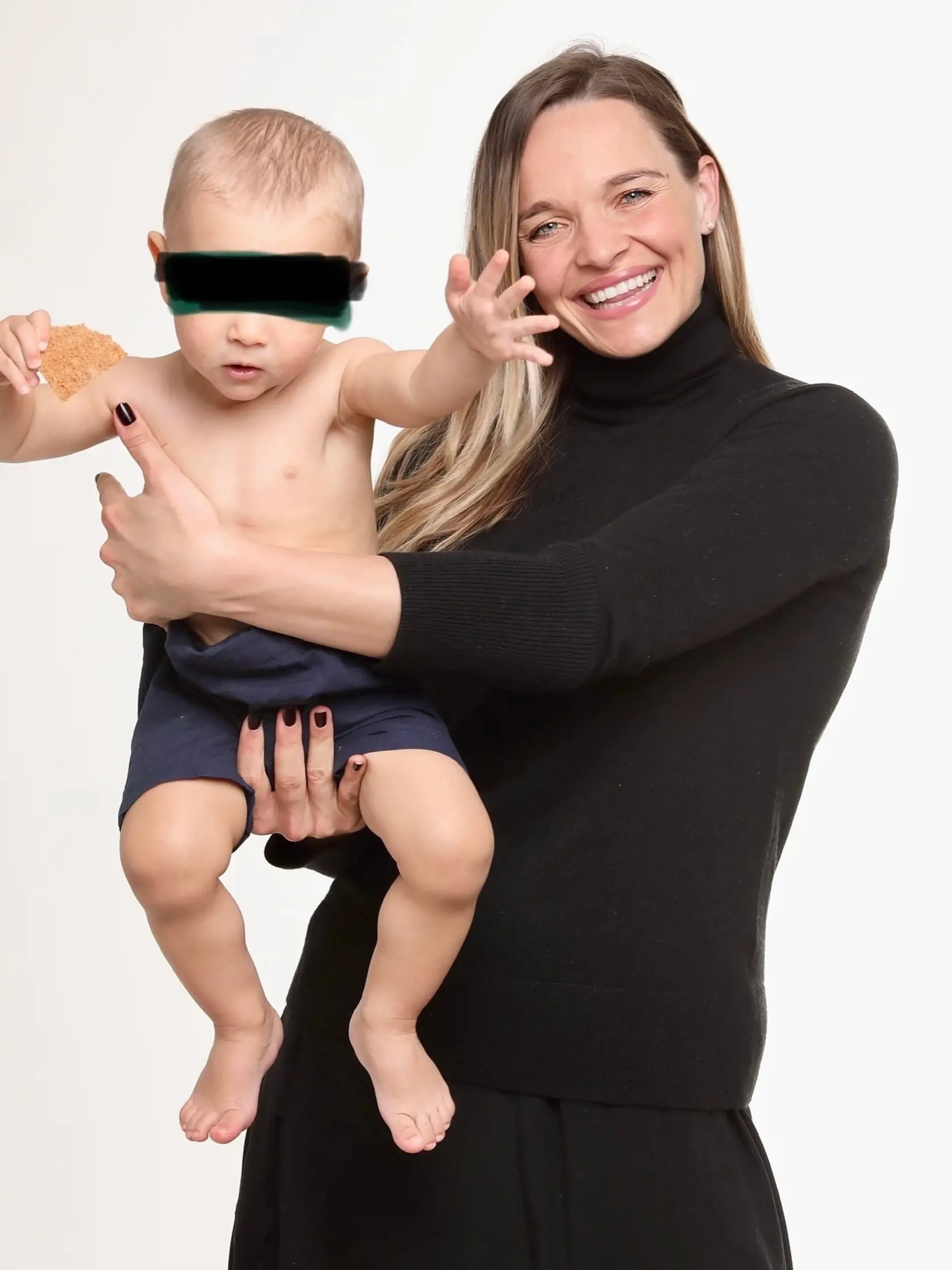 Bývalá poslankyňa Romana Tabák zdieľala na MDD spoločnú fotografiu s chlapčekom na rukách, ktorému zakryla oči. „Milujeme Vás a nevieme si bez Vás predstaviť život!" - napísala Tabák na adresu našich detí.