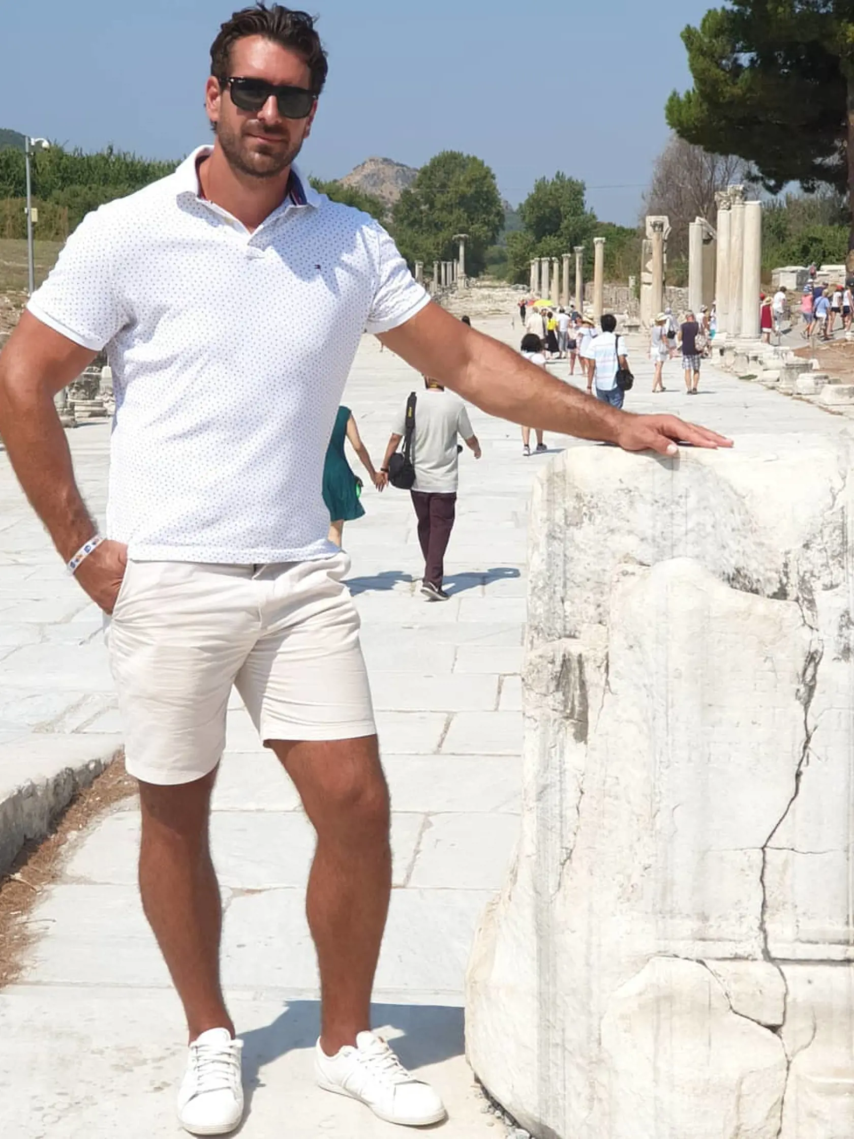 Boris Valábik sa po zavesení korčuli na klinec presunul pred televízne kamery.