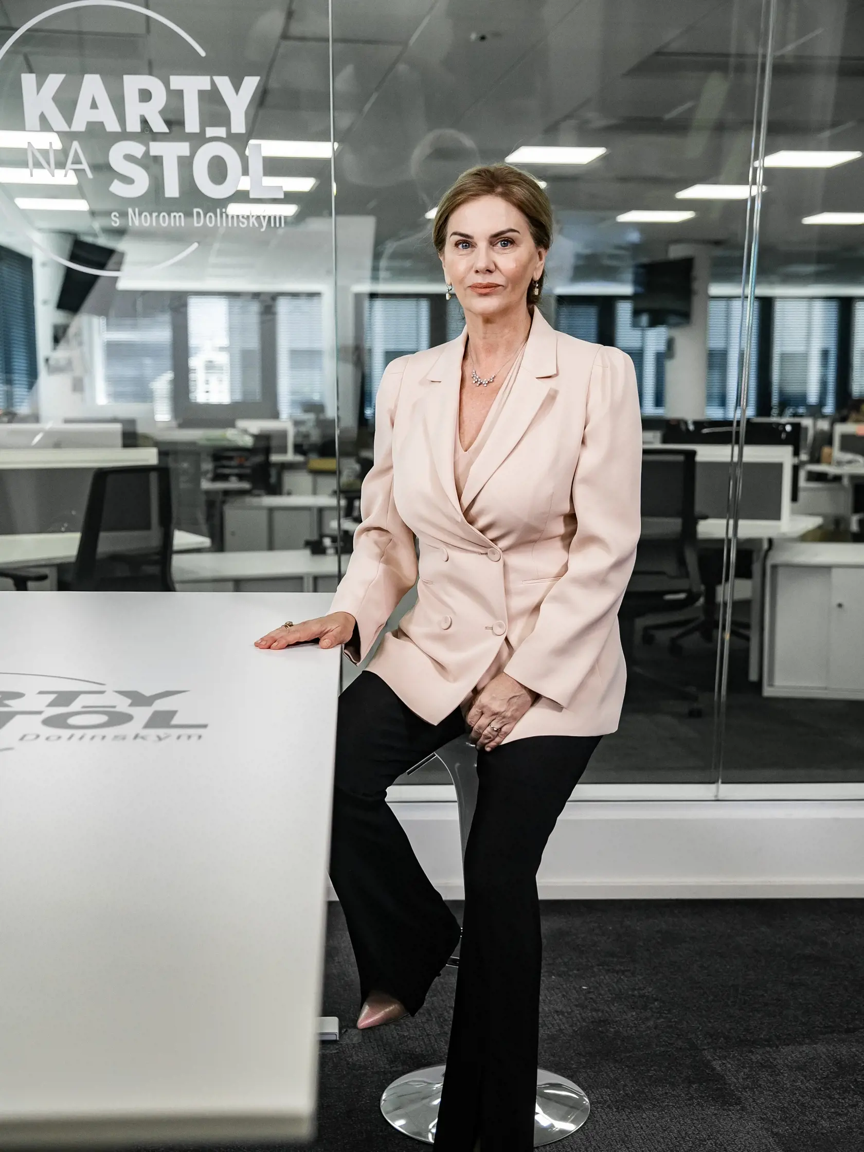 Diskusná relácia “Karty na stôl”, hosťom bola Monika Beňová.. 