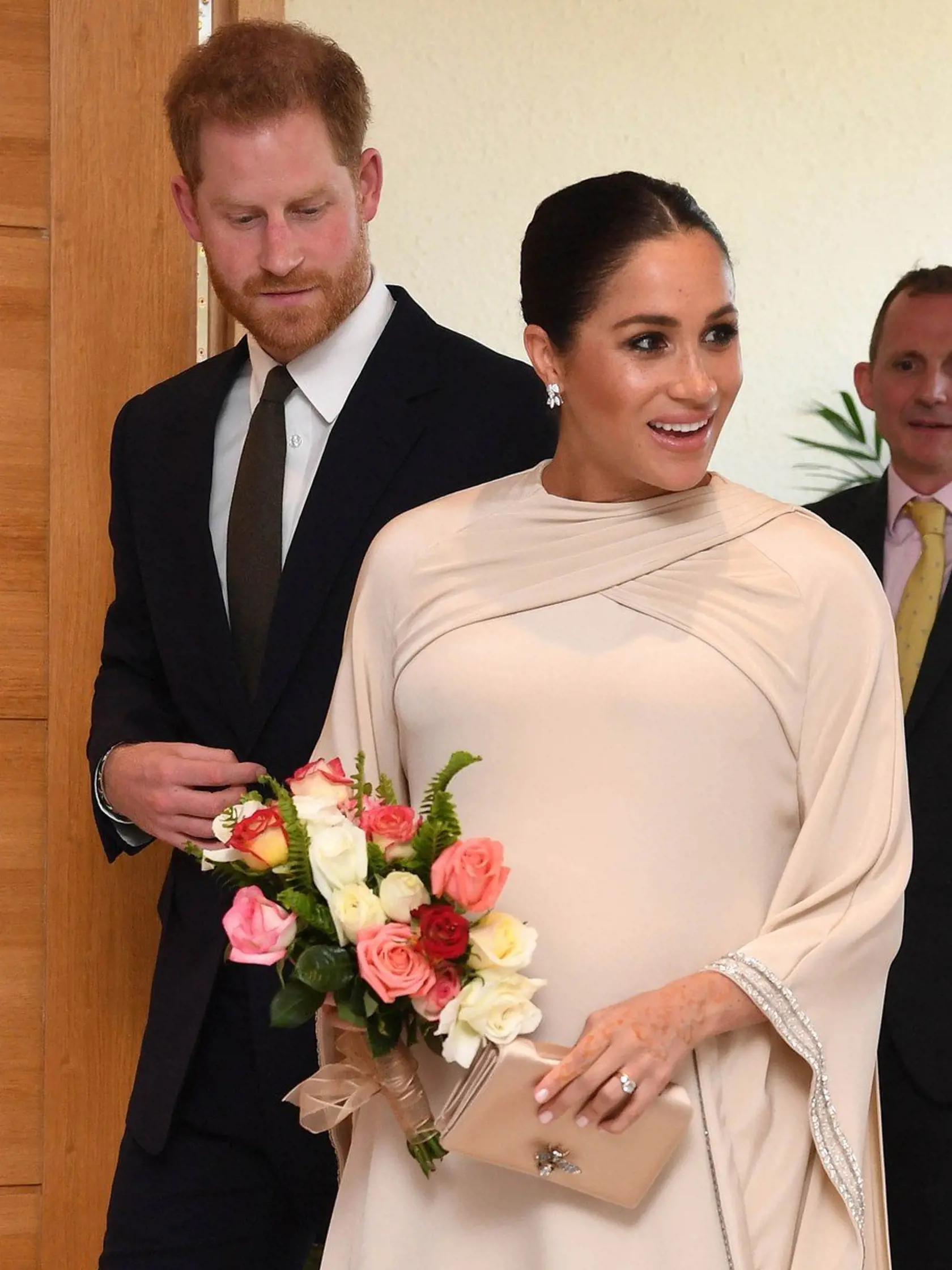 Meghan je vraj v piatom mesiaci, ale veľké brucho naznačuje, že by mohla byť tehotná aj dlhšie.