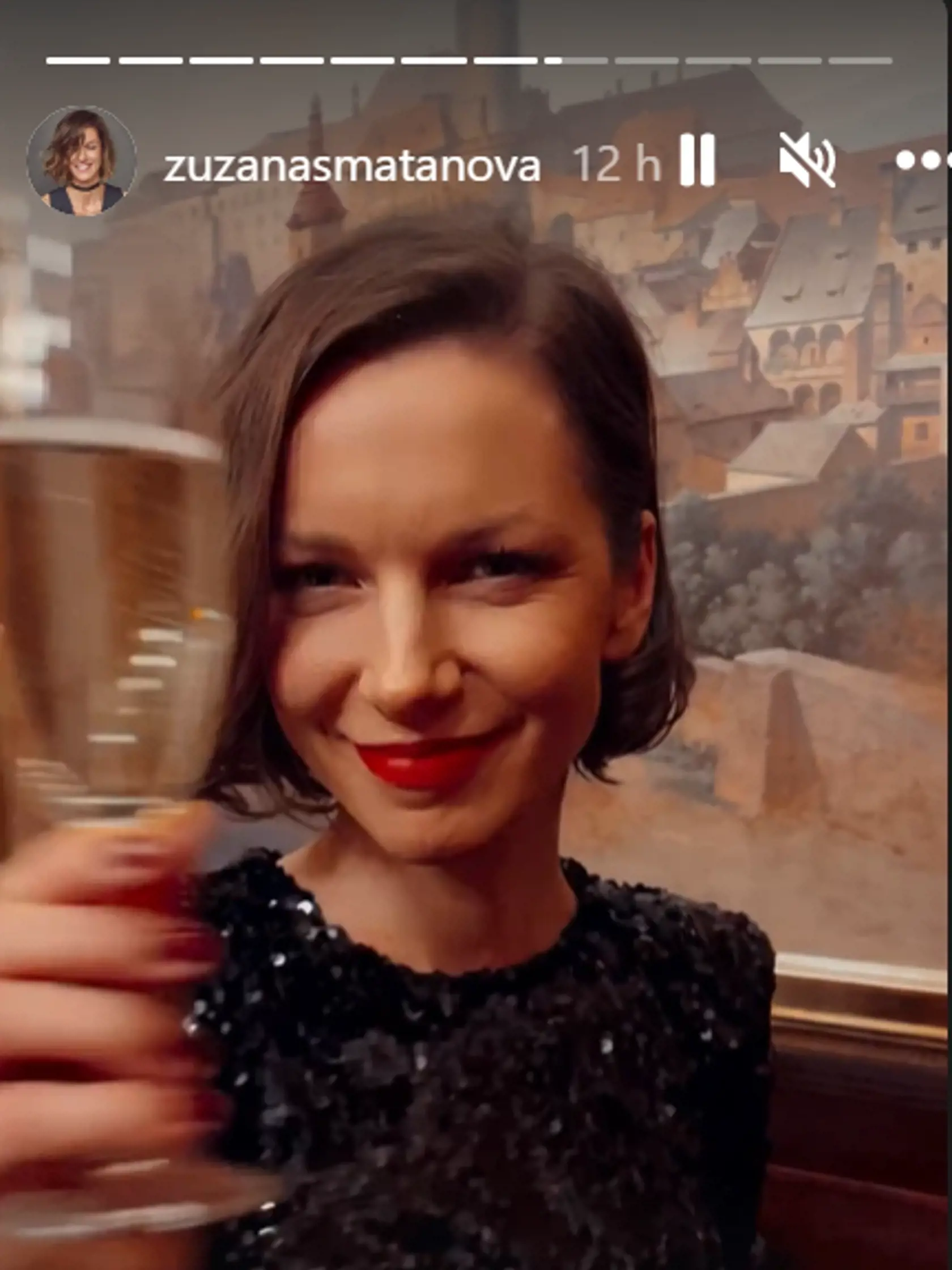 Zuzana Smatanová na Česko-Slovenskom plese vystupovala. Šaty mala z dielne Borisa Hanečku.