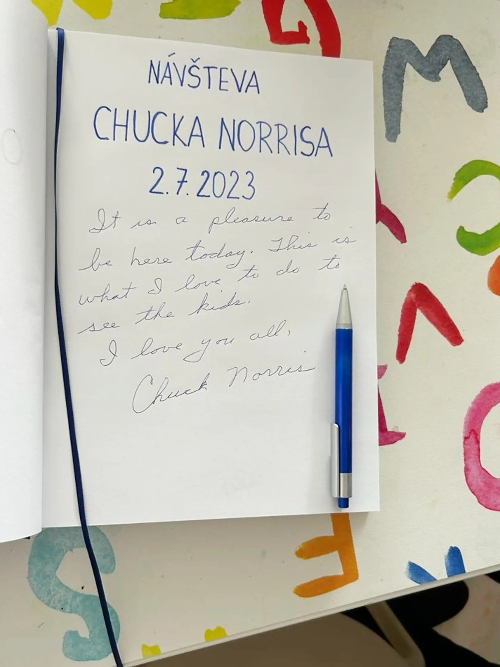 "Bolo to stretnutie plné nadšenia, radosti, smiechu a objatí. A tak trošku aj neuveriteľné , však predsa je to legenda Chuck Norris," radujú sa v nemocnici.