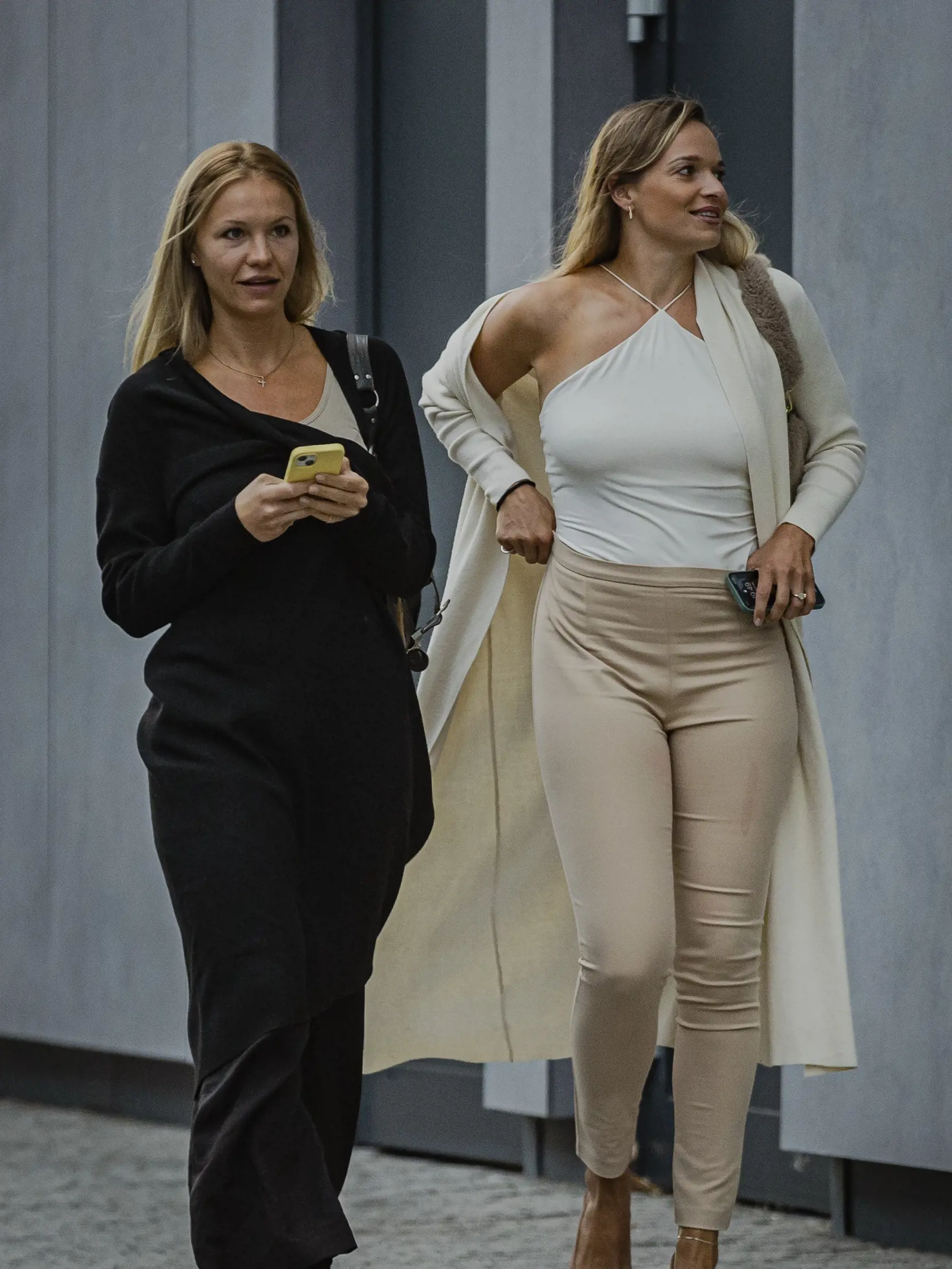 „Poslankyňa Tabák sa obliekla primerane spoločenskej udalosti, elegantná biela s príjemnou béžovou tvoria luxusnú kombináciu,“ hovorí stylistka Lucia.