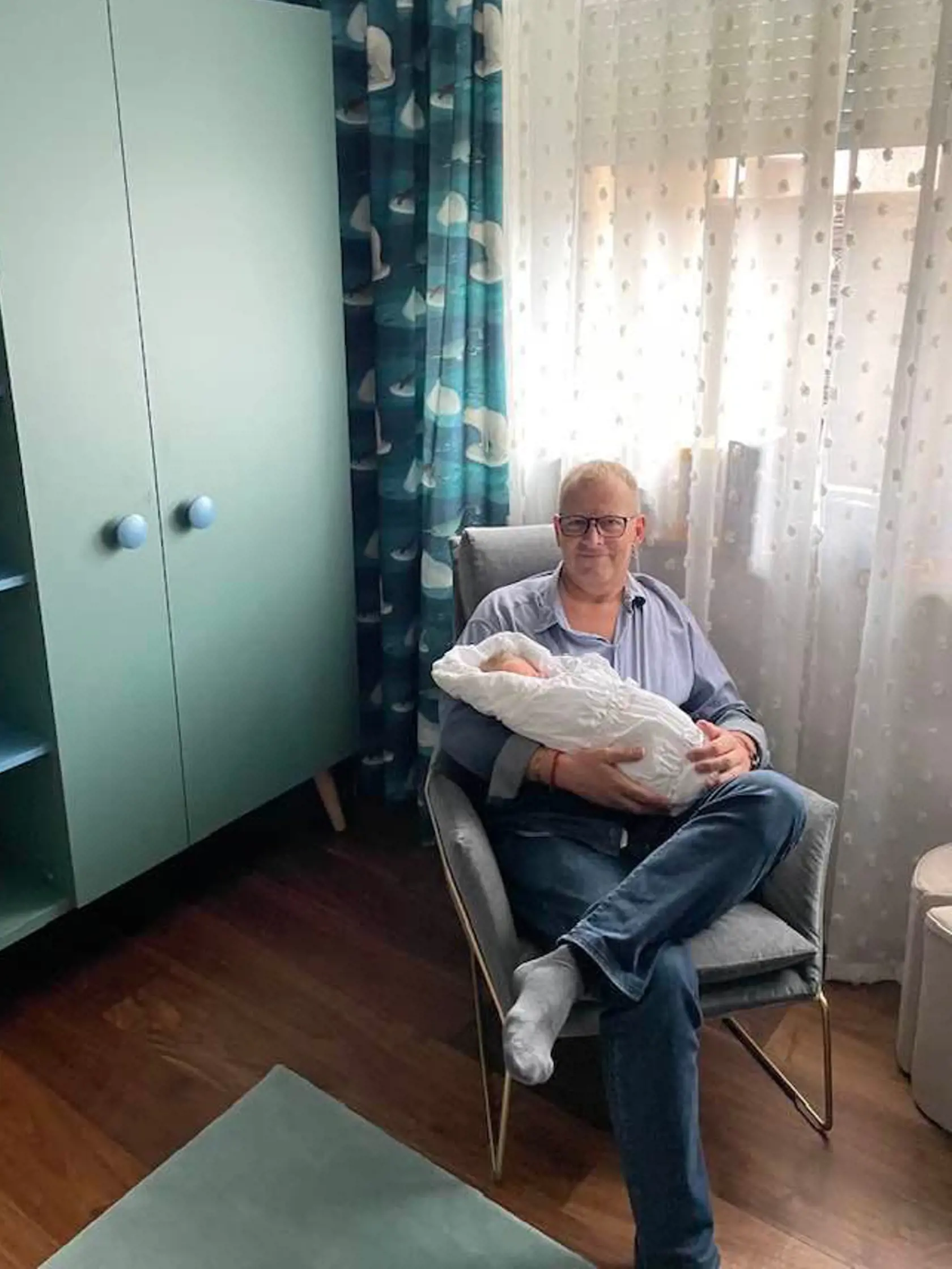 Boris Kollár zapózoval so synom v náručí.