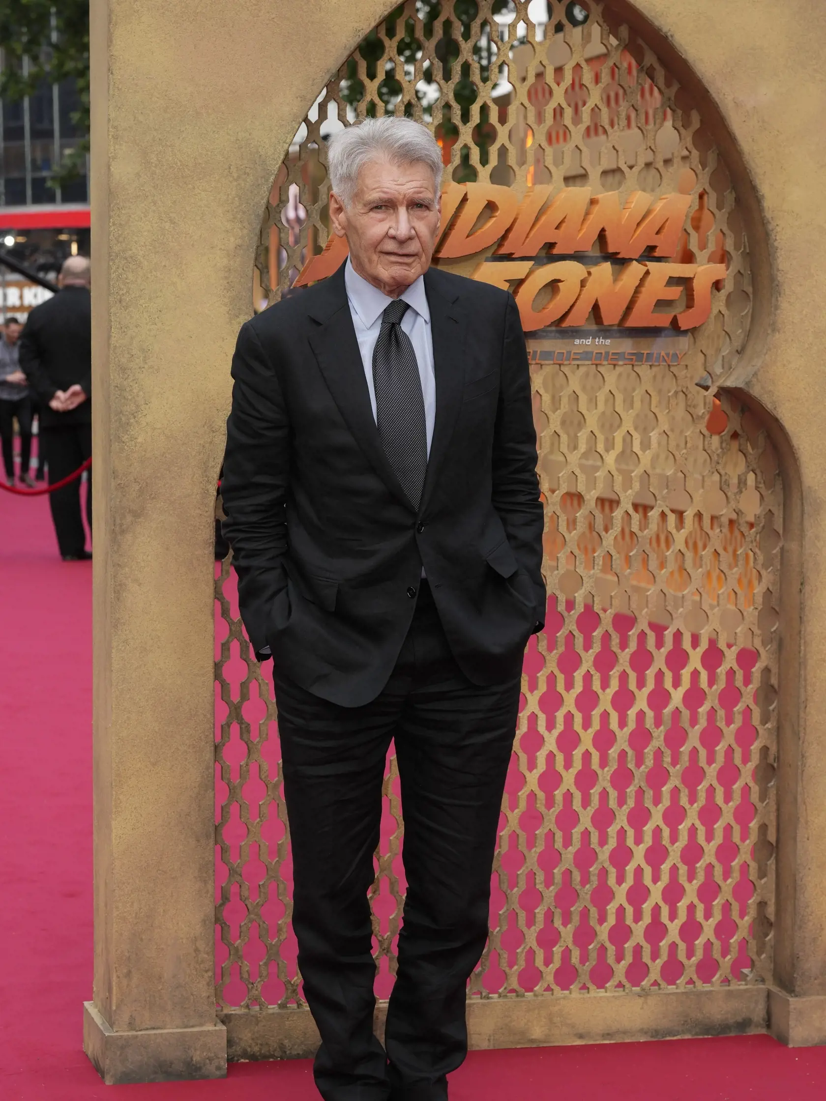 Na snímke americký herec Harrison Ford pózuje fotografom počas príchodu na premiéru amerického dobrodružného filmu Indiana Jones a Nástroj osudu (Indiana Jones and the Dial of Destiny) v Londýne 26. júna 2023. Film je piaty a posledný diel filmovej ságy Indiana Jones s Harrisonom Fordom v hlavnej úlohe. FOTO TASR/AP