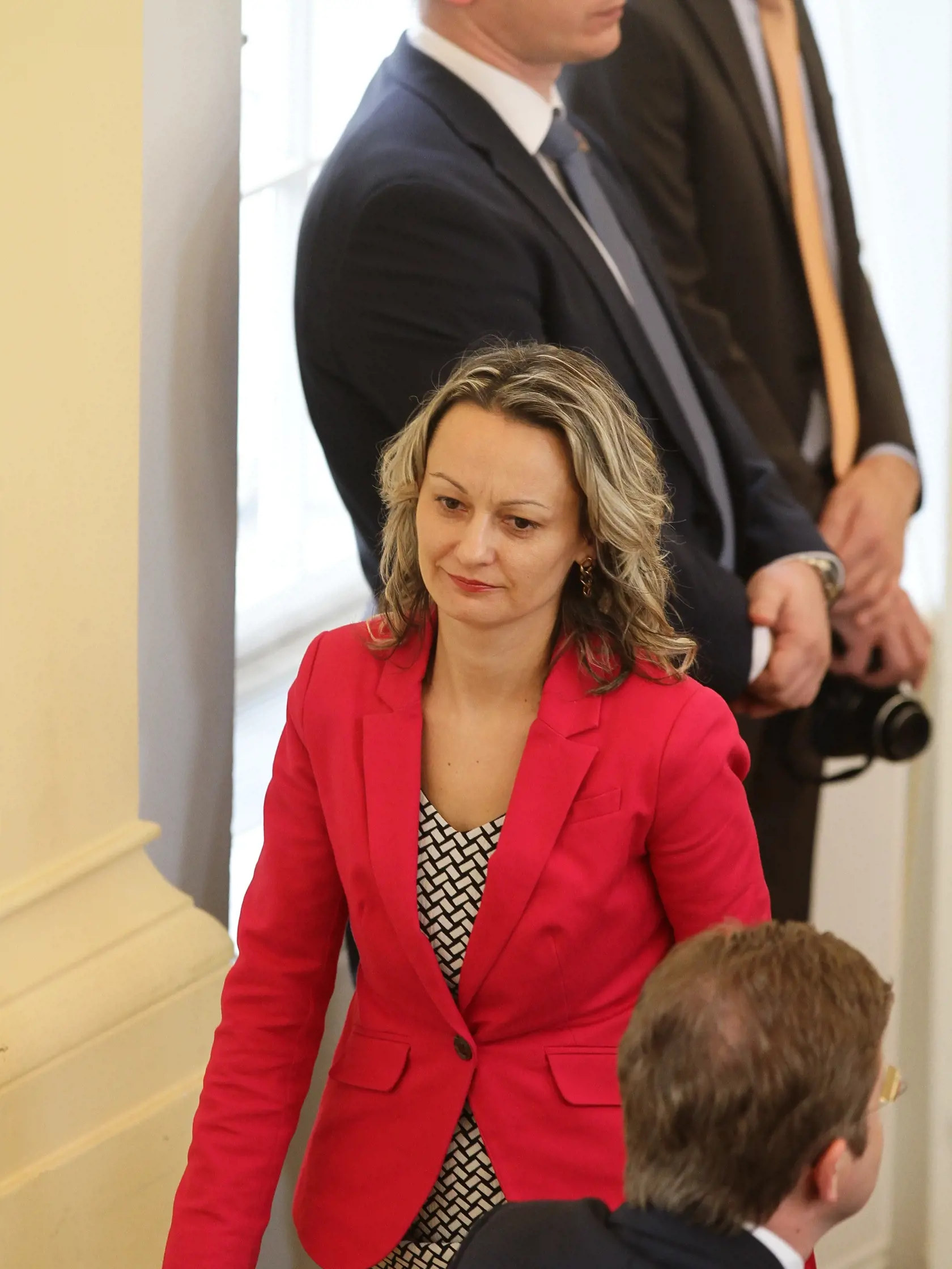 Sona Gaborcakova (OLaNO-NOVA) si prebera osvedcenie o zvoleni za poslanca NSR.
