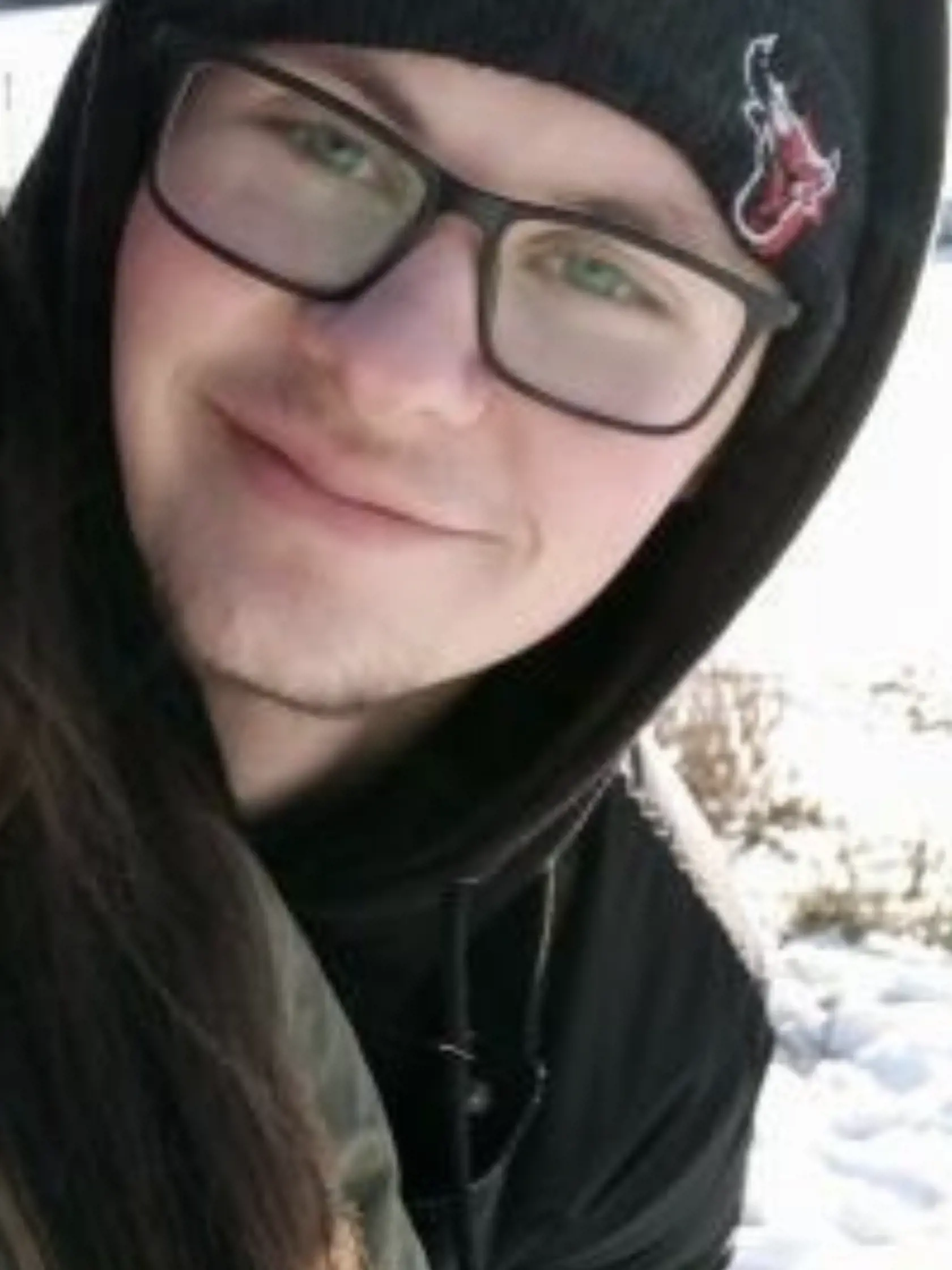 Mladík nosil zhruba polrok okuliare, keďže nevidel dobre do diaľky.