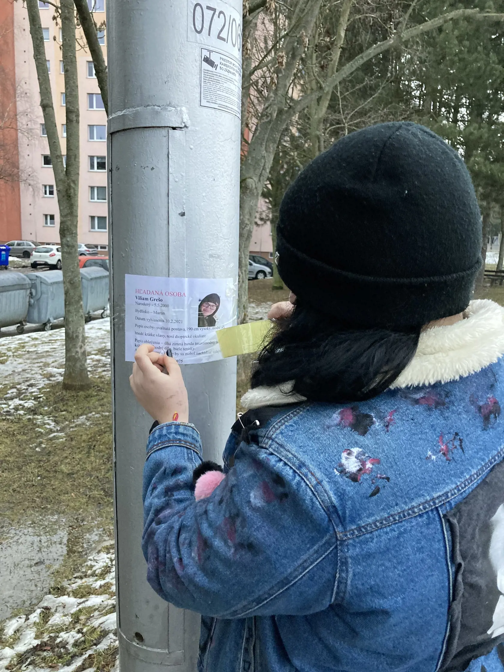 Sestra Petra s kamarátkami vylepujú po Martine a okolí plagátiky s informáciami o nezvestnom Viliamovi.