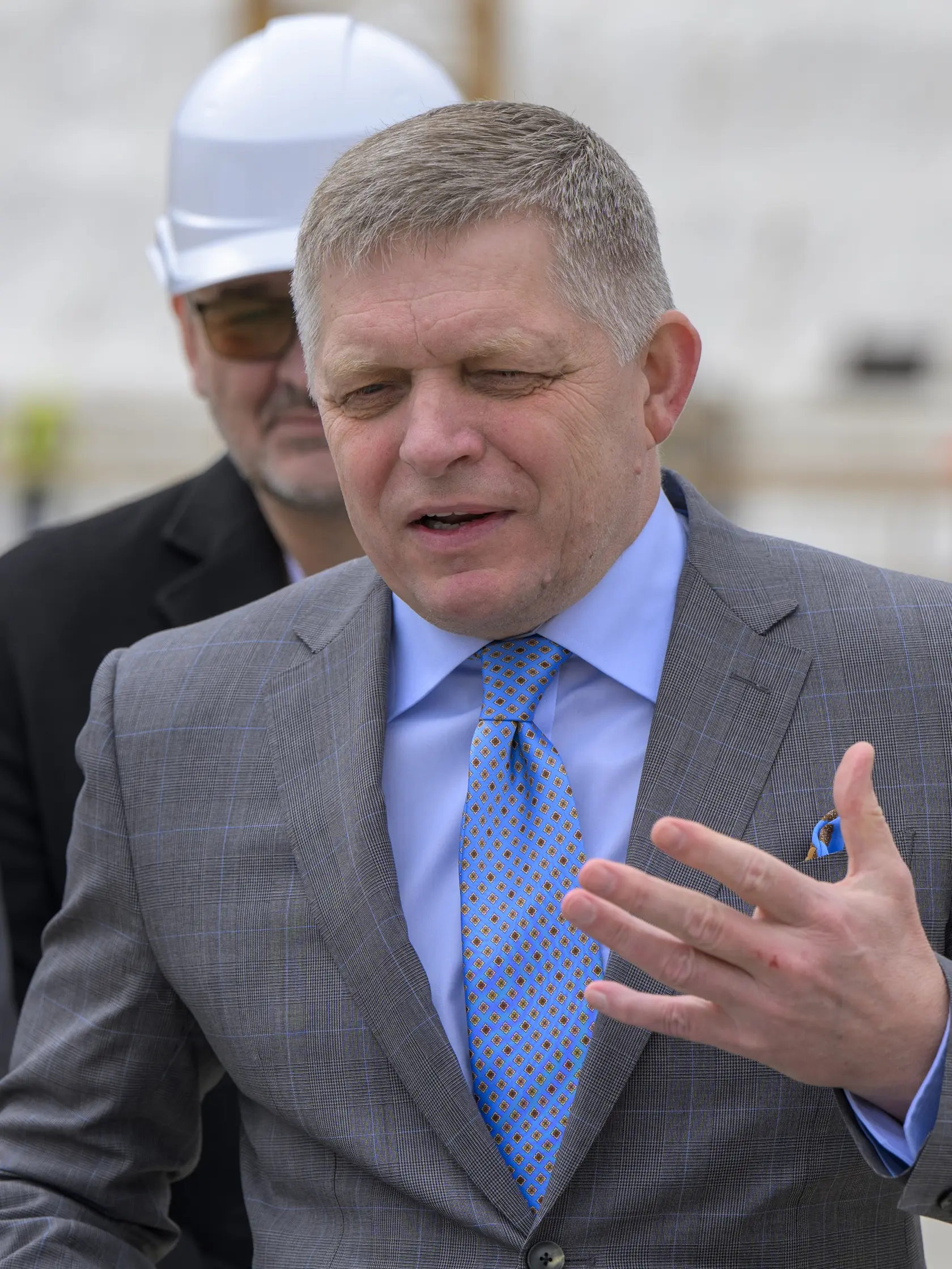 Na snímke predseda vlády SR Robert Fico počas jeho návštevy na výstavbe novej vojenskej nemocnice v Prešove 14. apríla 2025.