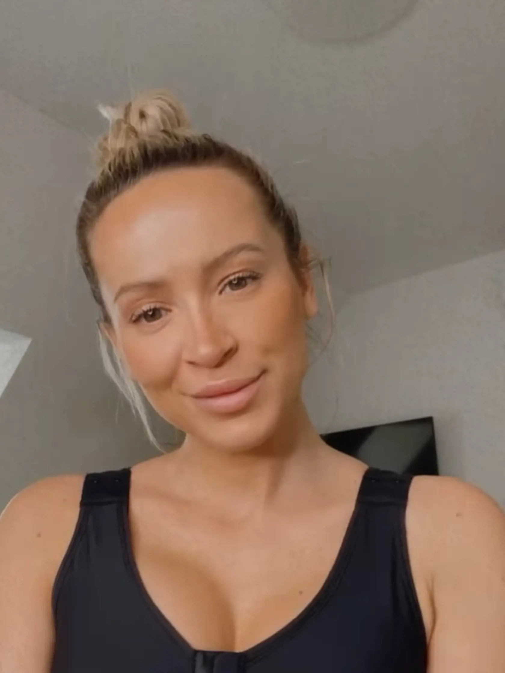 „Už je to 8 týždňov po operácii a tieto podprsenky sú stále mojou každodennou súčasťou. Sú neskutočne pohodlné, príjemne na nosenie a ešte aj vyzerajú super," napísala Dominika Mirgová k videu, v ktorom vidno jej nové prsia v pooperačných podprsenkách.
