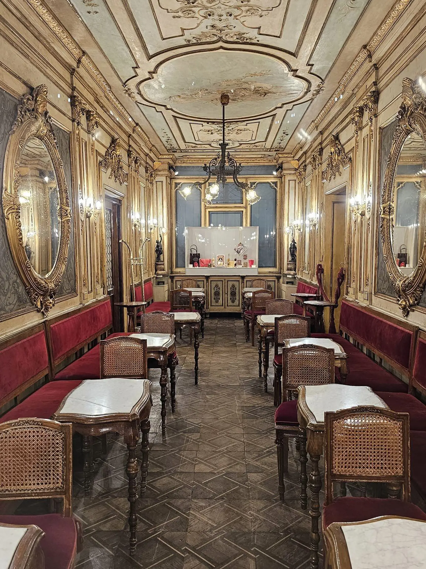 Luxusný interiér Caffè Florian, ktorá funguje nepretržite už vyše 300 rokov. 