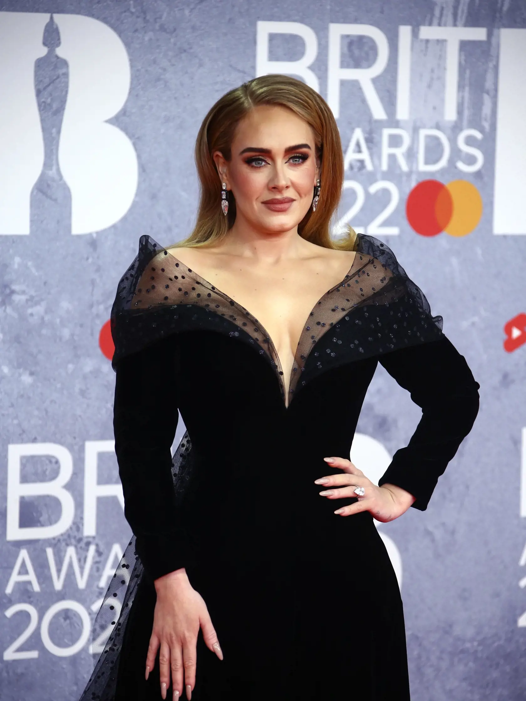 EBE 26 Londýn - Na snímke britská speváčka a skladateľka Adele pózuje fotografom počas príchodu na odovzdávanie hudobných cien Brit Awards v Londýne 8. februára 2022. FOTO TASR/AP

Adele poses for photographers upon arrival at the Brit Awards 2022 in London Tuesday, Feb. 8, 2022. (Photo by Joel C Ryan/Invision/AP)
