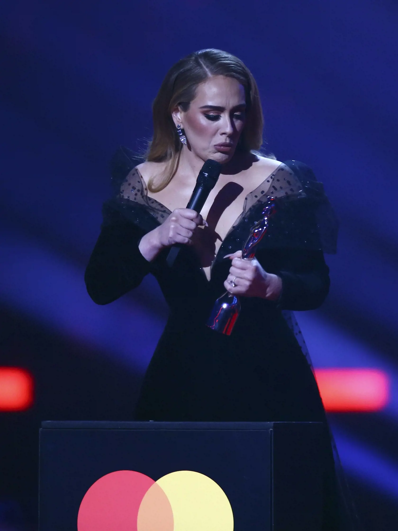 EBE 46 Londýn - Na snímke britská speváčka a skladateľka Adele s cenou Pieseň roka počas odovzdávania hudobných cien Brit Awards 2022 v Londýne 8. februára 2022. FOTO TASR/AP

Adele speaks on stage after winning song of the year at the Brit Awards 2022 in London Tuesday, Feb. 8, 2022. (Photo by Joel C Ryan/Invision/AP)