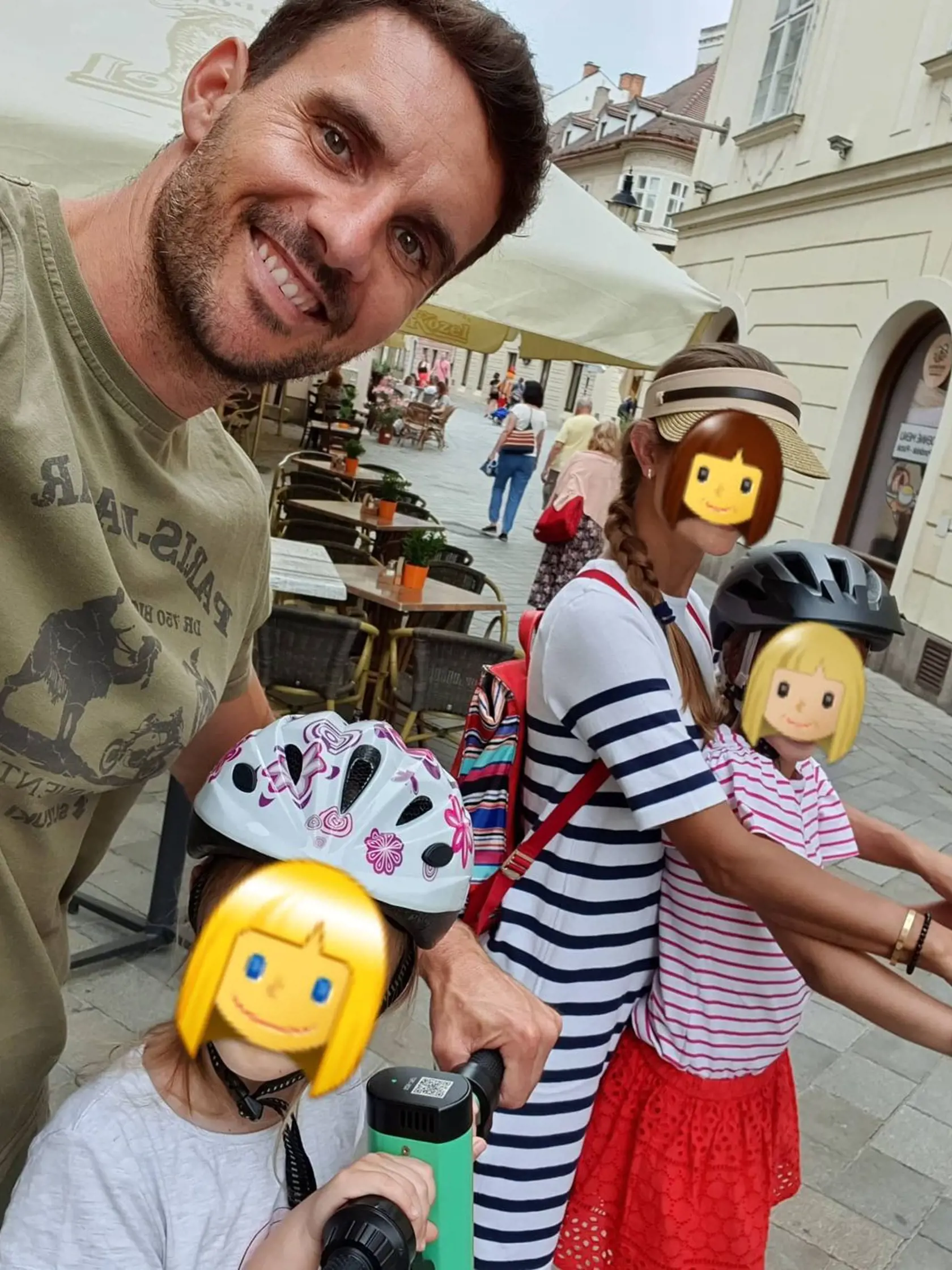 Martin Šmahel s partnerkou a dcérkami