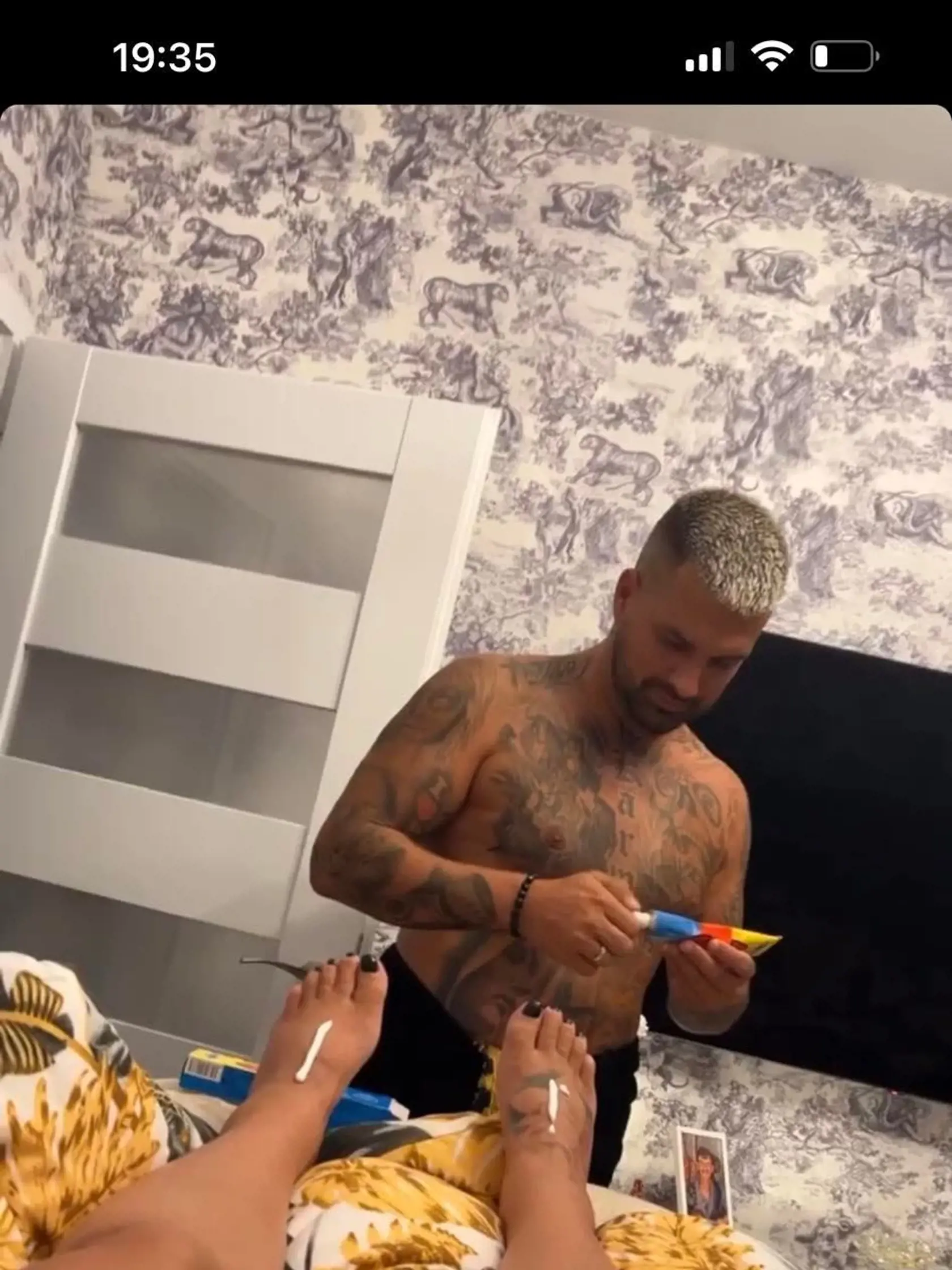 Doma má však starostlivého manžela, ktorý jej s ochotou vždy opuchnuté nohy vymasíruje.