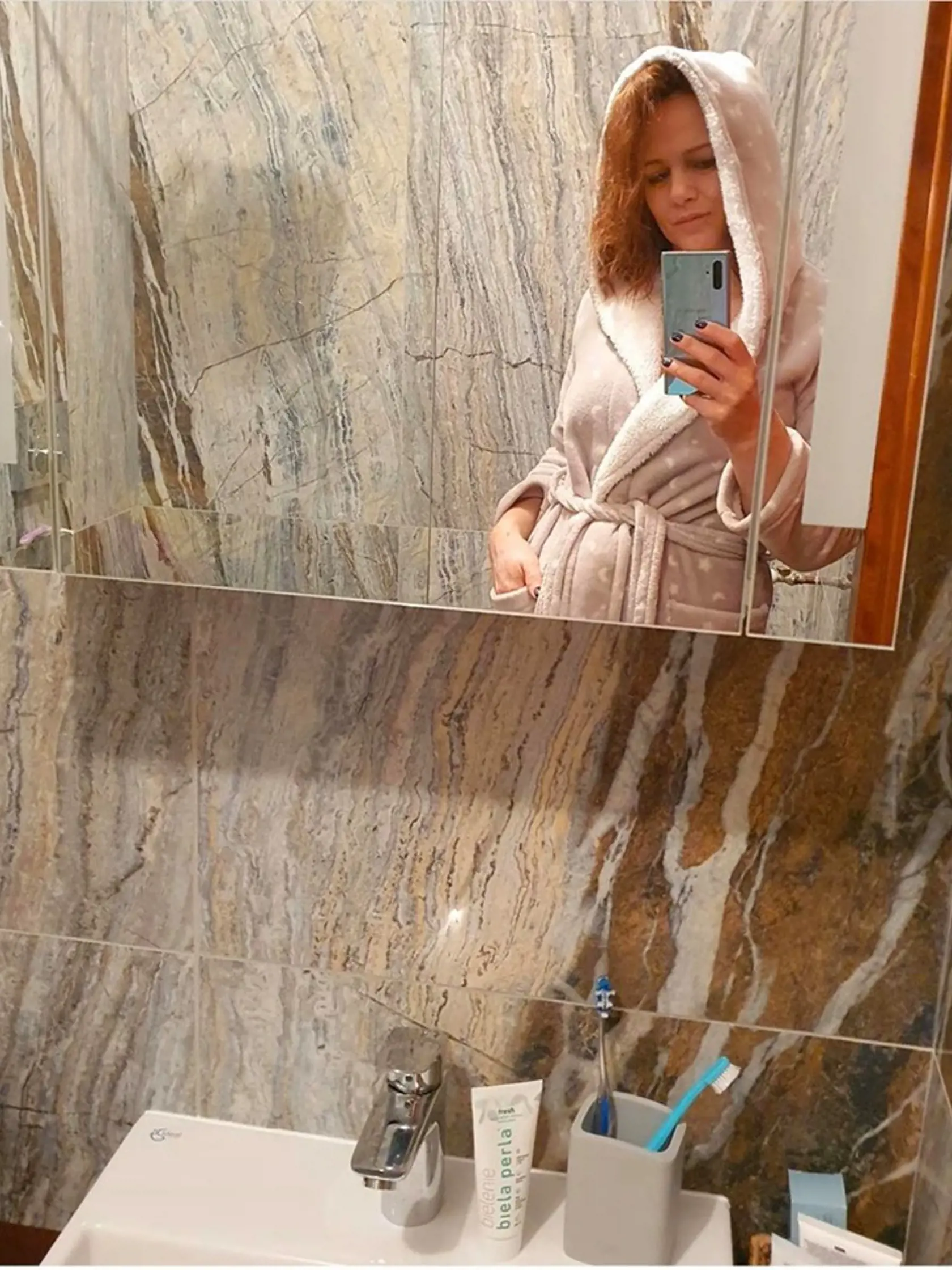 Adriana Poláková v kúpeľni.