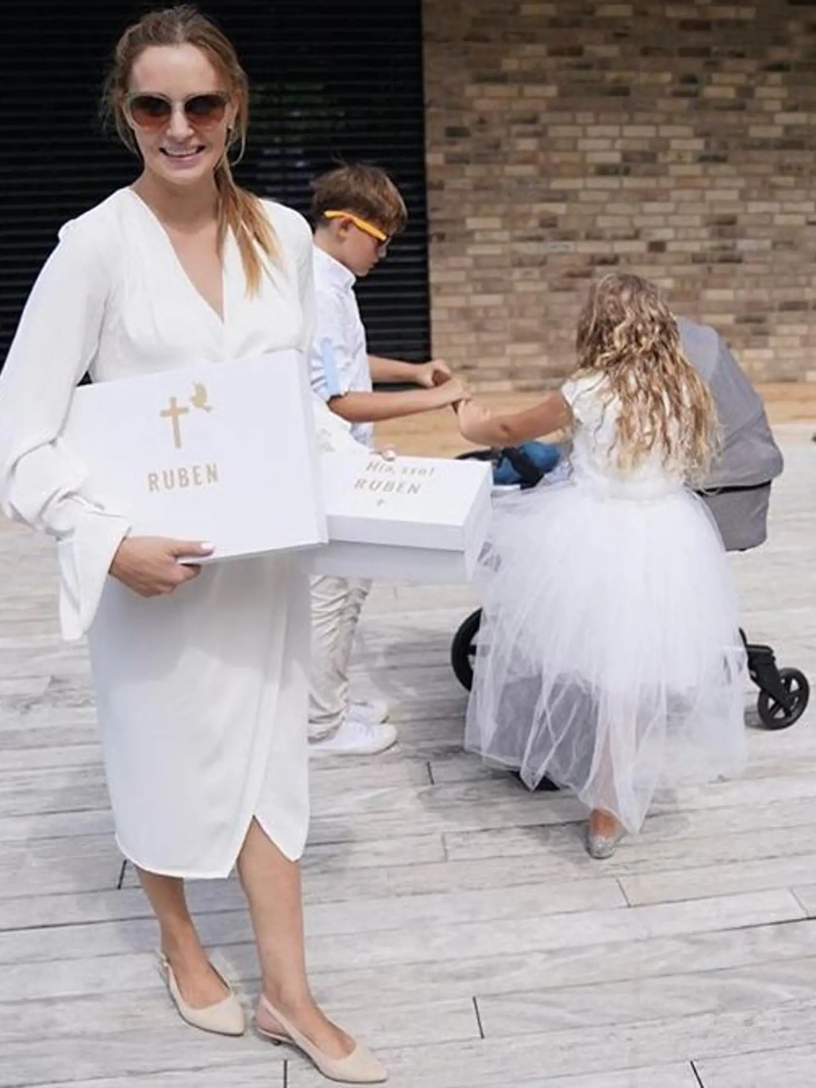 Čírová pokrstila synčeka Rubena. Speváčka sa síce predviedla v krásnych, jednoduchých šatách, no na vlasy akosi pozabudla. Jej účes pôsobil, akoby práve vstala z postele.