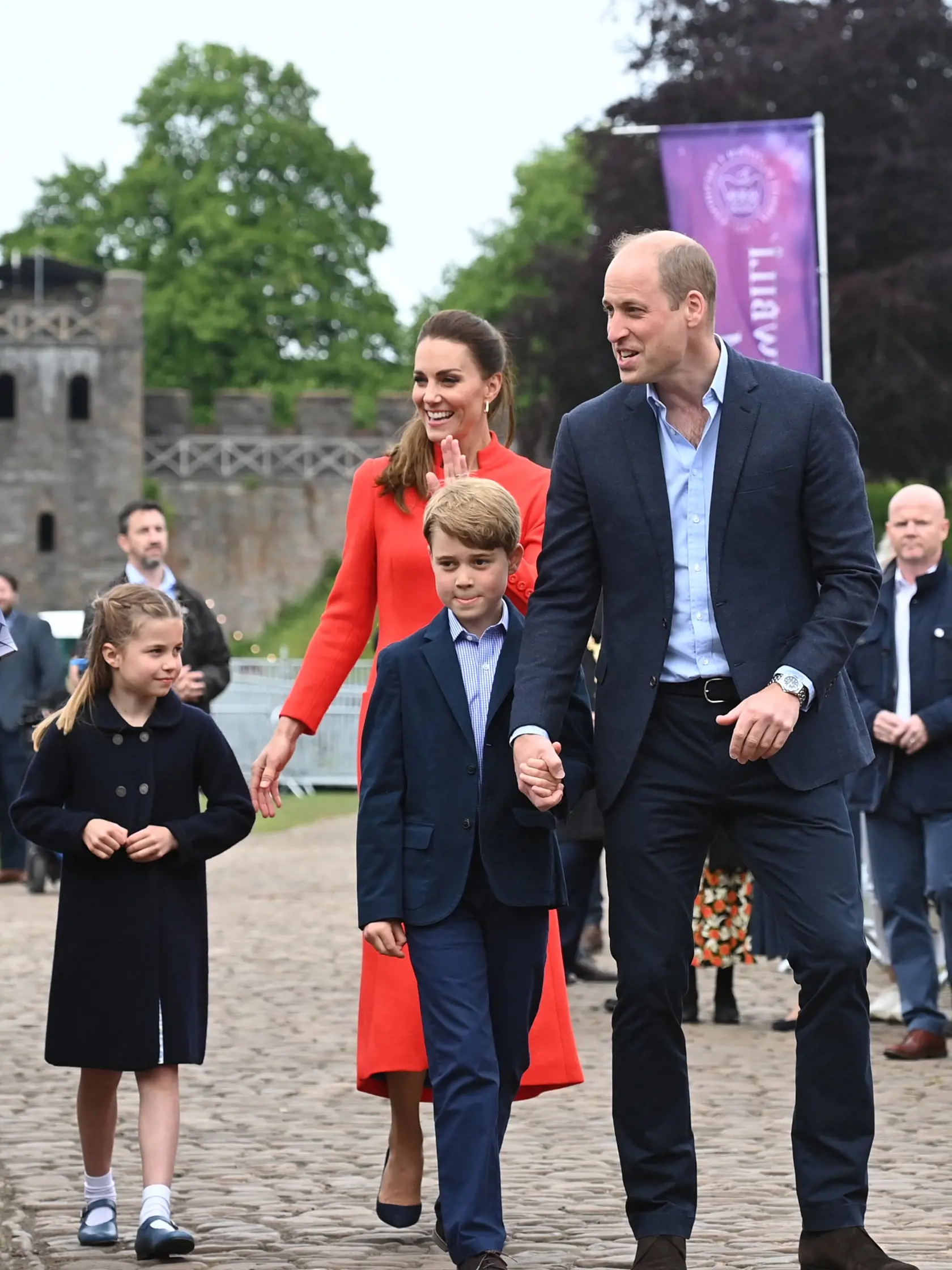 Princezná Charlotte a princ George počas svojho prvého oficiálneho podujatia mimo Londýna v Cardiffe.