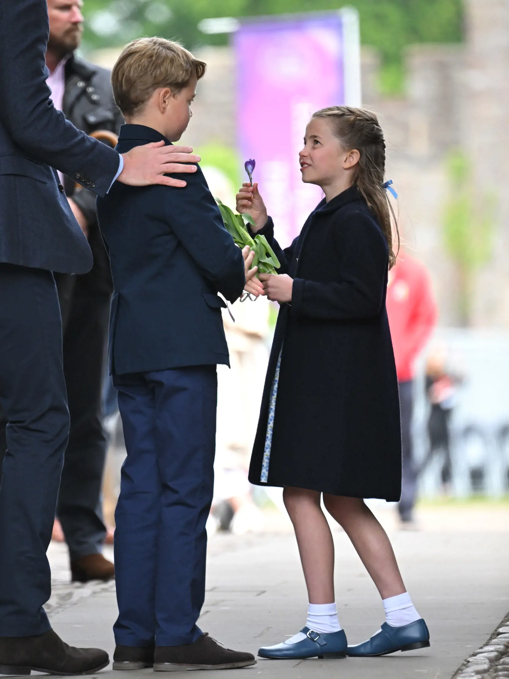 Princezná Charlotte a princ George počas svojho prvého oficiálneho podujatia mimo Londýna v Cardiffe.