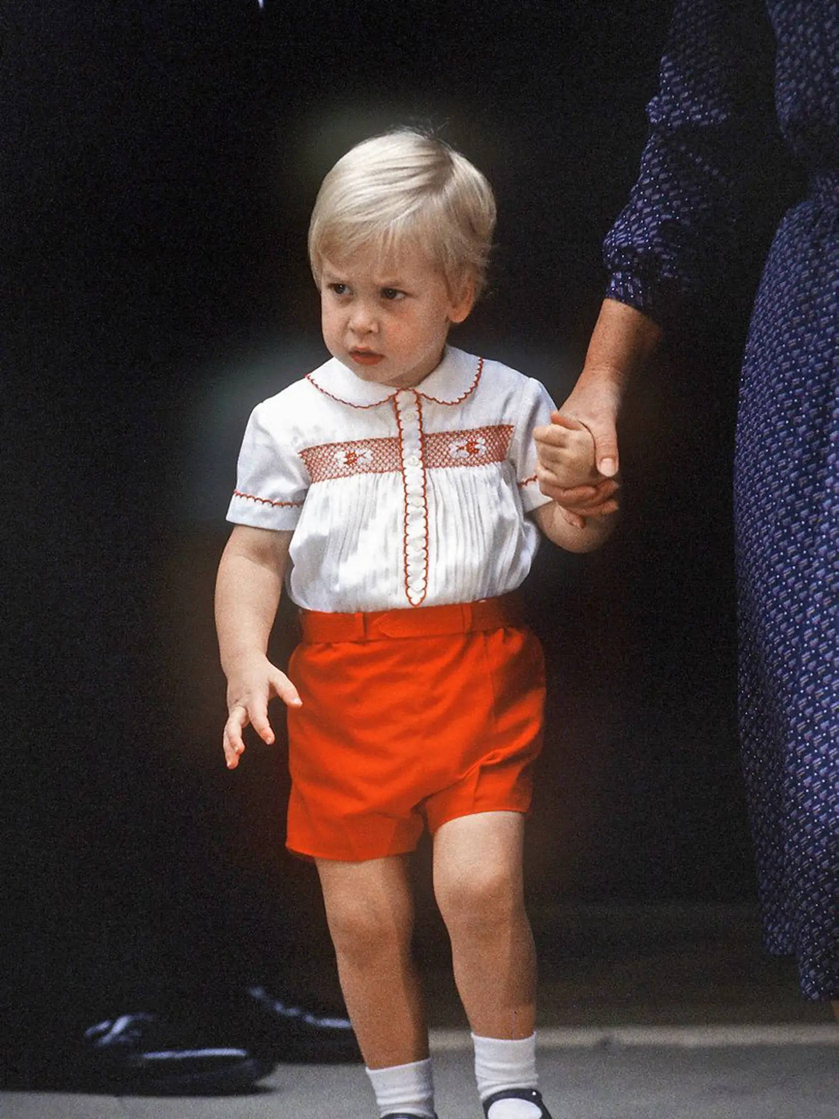 2. Symbol: Rovnaké oblečenie ako princ George mal pred 30 rokmi princ William po narodení Harryho.