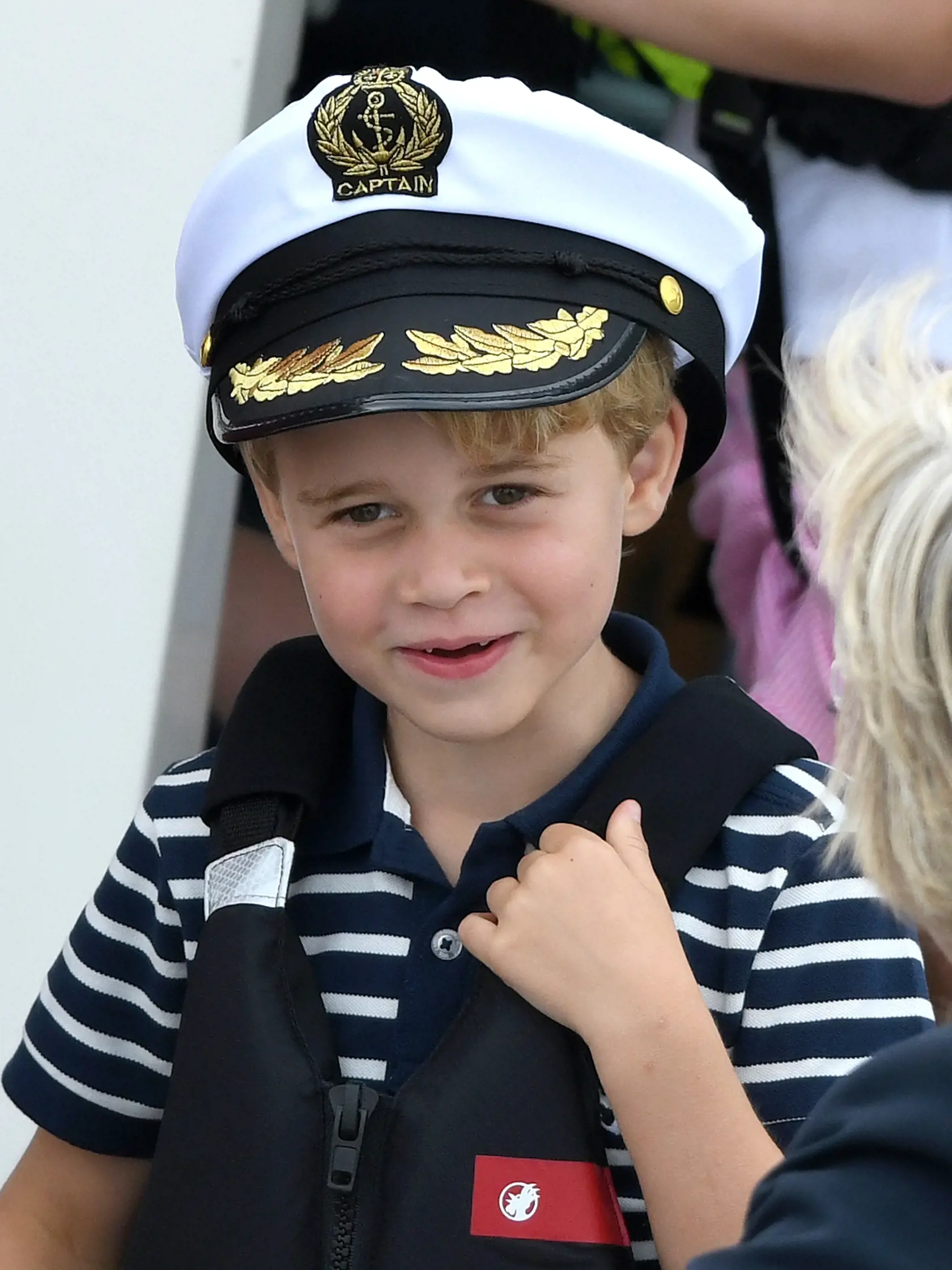 V Británii sa uskutočnili kráľovské charitatívne preteky plachetníc, ktorých sa zúčastnili aj vojvodkyňa Kate s manželom, princom Williamom. Rodičov prišli podporiť aj ich dve rozkošné deti, princ George a princezná Charlotte.