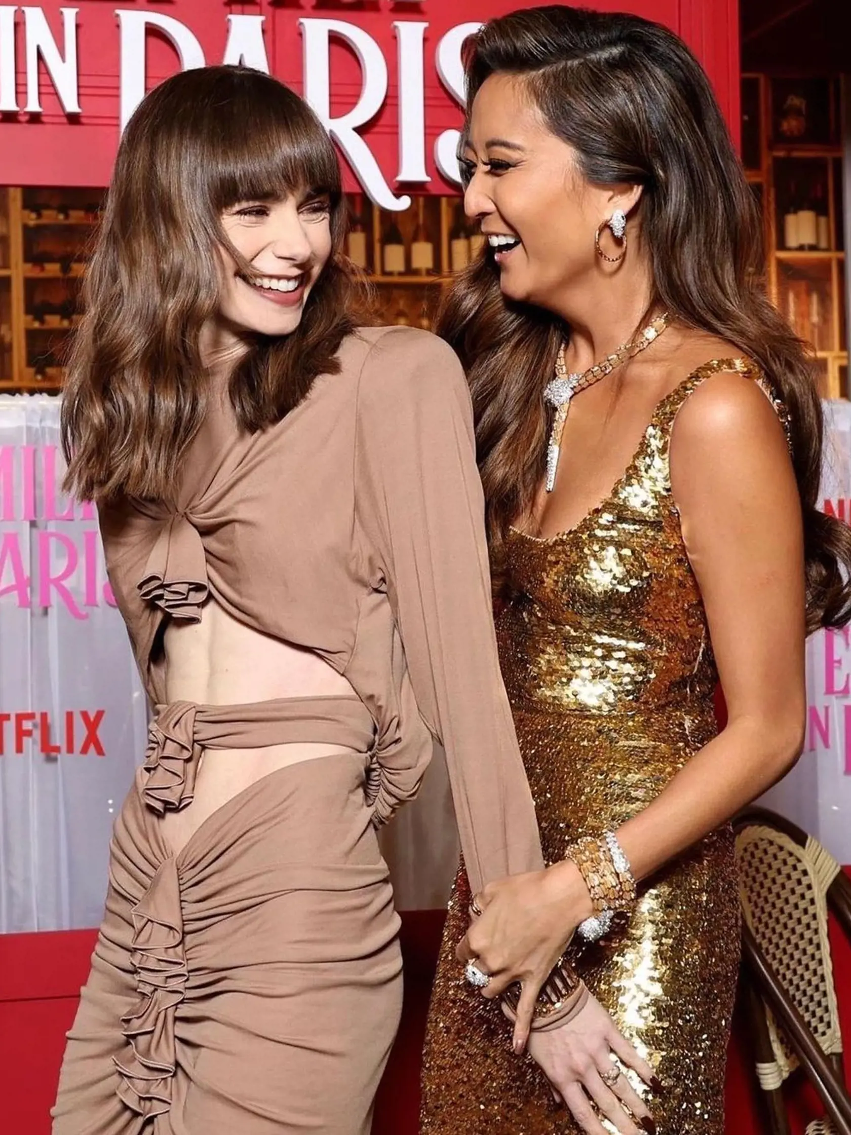 Fotky Lily Collins pre rôzne kampane a s tvorcami seriálu Emily v Paríži