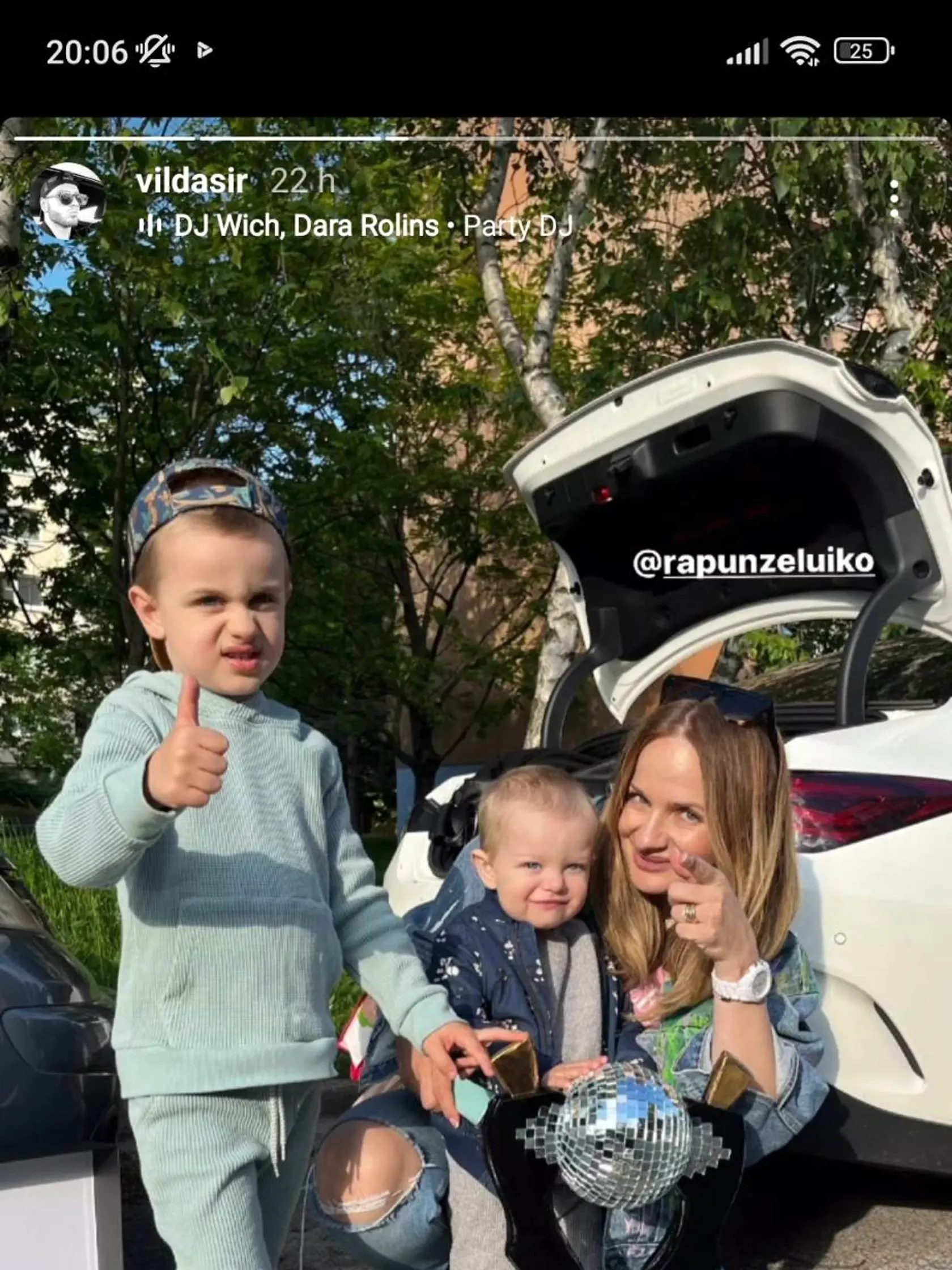 Bývalý tanečný partner Zuzky Šebovej Vilda Šír ukázal trofej aj jej dvom synčekom Rudkovi a Paľkovi.